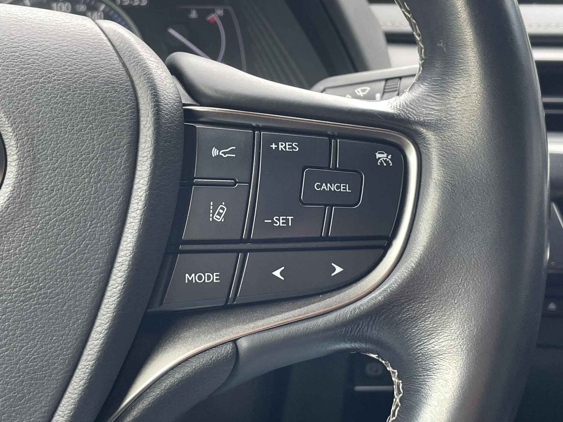 Lexus UX 250h Executive Line / TREKHAAK / NAVIGATIE / CRUISE CONTROL ADAPTIEF / ACHTERUITRIJCAMERA / CLIMATE CONTROL / BLUETOOTH - 31/41