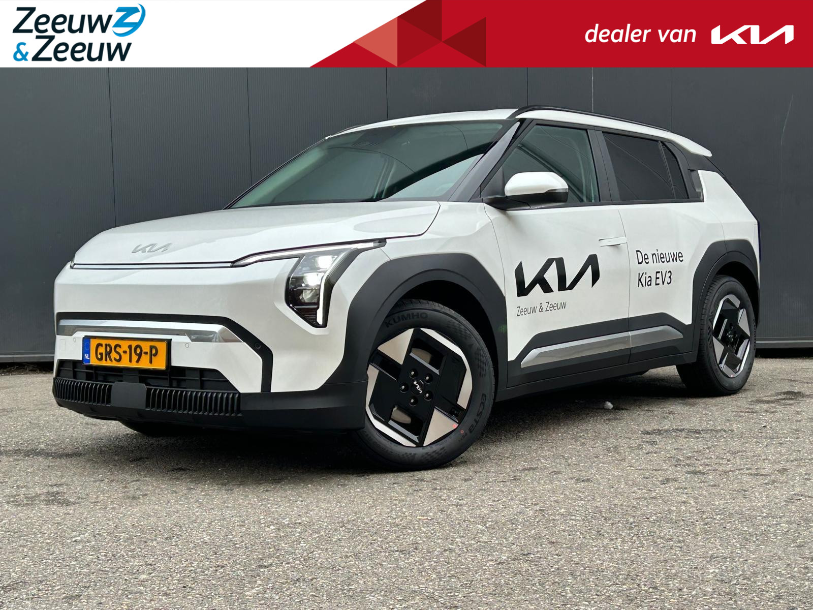 KIA EV3 PLUS LR PRIVATE LEASE NU VANAF 448.- PER MAAND INCLUSIEF SEPP SUBSIDIE | Long Range  | Nu te bestellen vanaf € 42.250.- INCLUSIEF KLEUR KEUZE | 600Km WLTP | Navigatie | Adaptieve cruisecontrol | Stoel en stuur verwarming | Keyless entry | Dodehoekassistent | Parkeersensoren V+A | Privacy glass | Draadloos telefoonoplader |