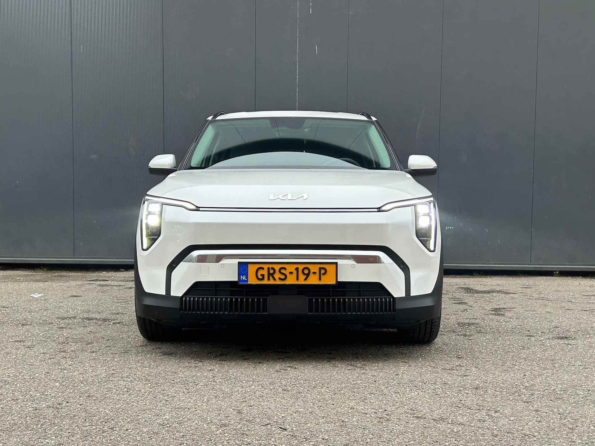 KIA EV3 PLUS LR PRIVATE LEASE NU VANAF 448.- PER MAAND INCLUSIEF SEPP SUBSIDIE | Long Range  | Nu te bestellen vanaf € 42.250.- INCLUSIEF KLEUR KEUZE | 600Km WLTP | Navigatie | Adaptieve cruisecontrol | Stoel en stuur verwarming | Keyless entry | Dodehoekassistent | Parkeersensoren V+A | Privacy glass | Draadloos telefoonoplader | - 3/36