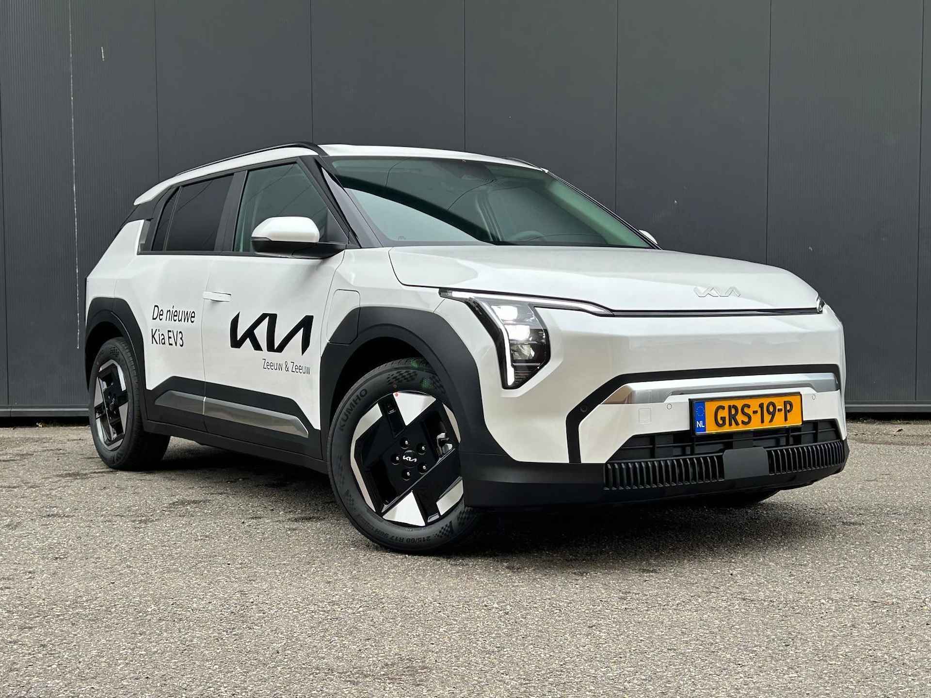 KIA EV3 PLUS LR PRIVATE LEASE NU VANAF 448.- PER MAAND INCLUSIEF SEPP SUBSIDIE | Long Range  | Nu te bestellen vanaf € 42.250.- INCLUSIEF KLEUR KEUZE | 600Km WLTP | Navigatie | Adaptieve cruisecontrol | Stoel en stuur verwarming | Keyless entry | Dodehoekassistent | Parkeersensoren V+A | Privacy glass | Draadloos telefoonoplader | - 4/36