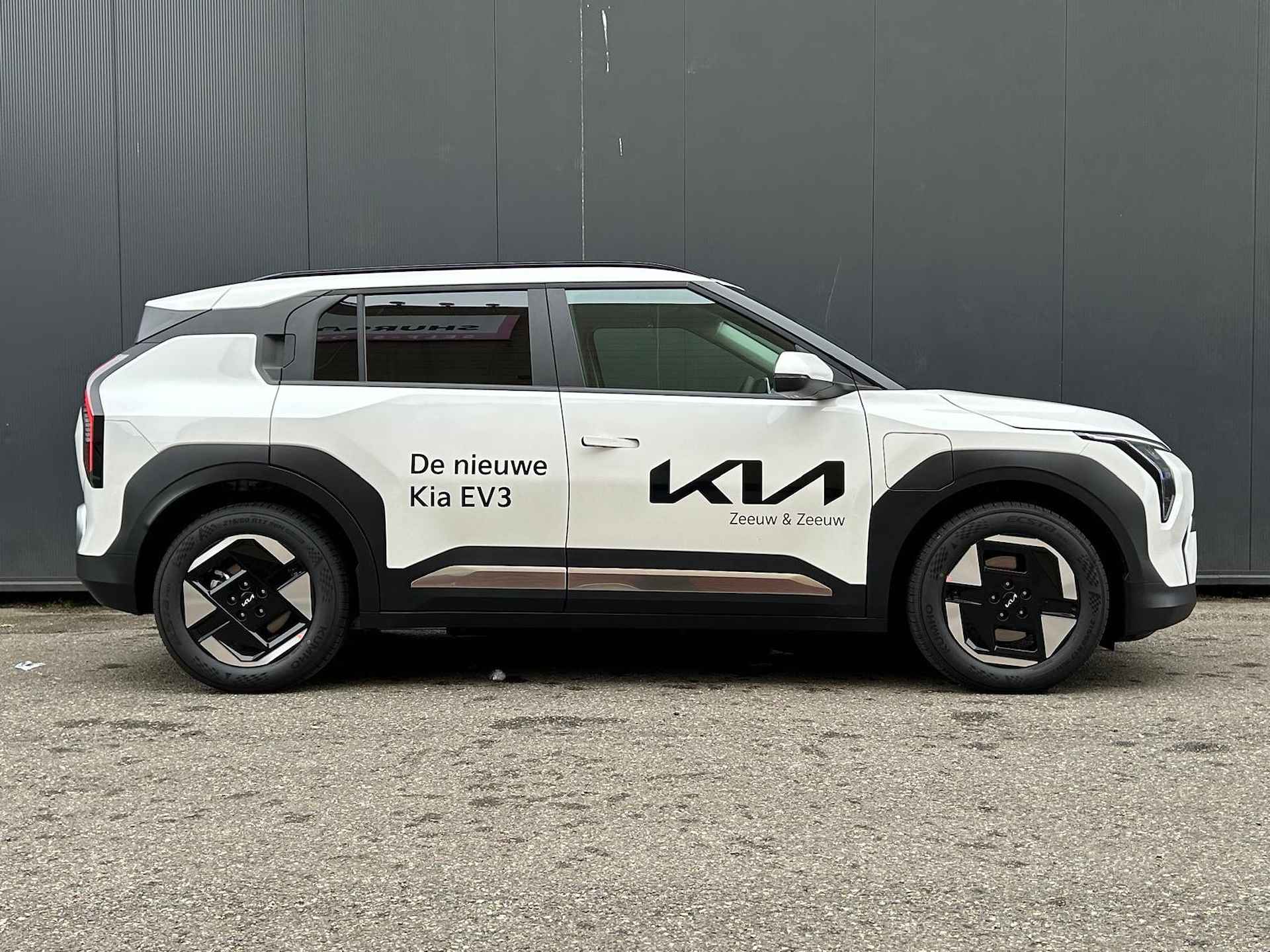 KIA EV3 PLUS LR PRIVATE LEASE NU VANAF 448.- PER MAAND INCLUSIEF SEPP SUBSIDIE | Long Range  | Nu te bestellen vanaf € 42.250.- INCLUSIEF KLEUR KEUZE | 600Km WLTP | Navigatie | Adaptieve cruisecontrol | Stoel en stuur verwarming | Keyless entry | Dodehoekassistent | Parkeersensoren V+A | Privacy glass | Draadloos telefoonoplader | - 5/36