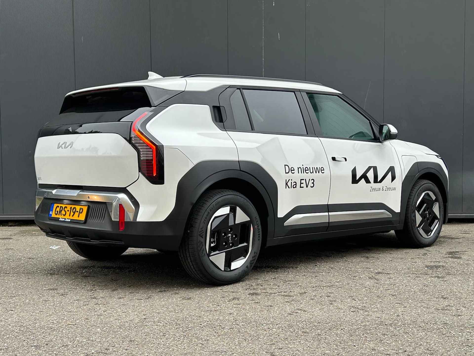 KIA EV3 PLUS LR PRIVATE LEASE NU VANAF 448.- PER MAAND INCLUSIEF SEPP SUBSIDIE | Long Range  | Nu te bestellen vanaf € 42.250.- INCLUSIEF KLEUR KEUZE | 600Km WLTP | Navigatie | Adaptieve cruisecontrol | Stoel en stuur verwarming | Keyless entry | Dodehoekassistent | Parkeersensoren V+A | Privacy glass | Draadloos telefoonoplader | - 6/36