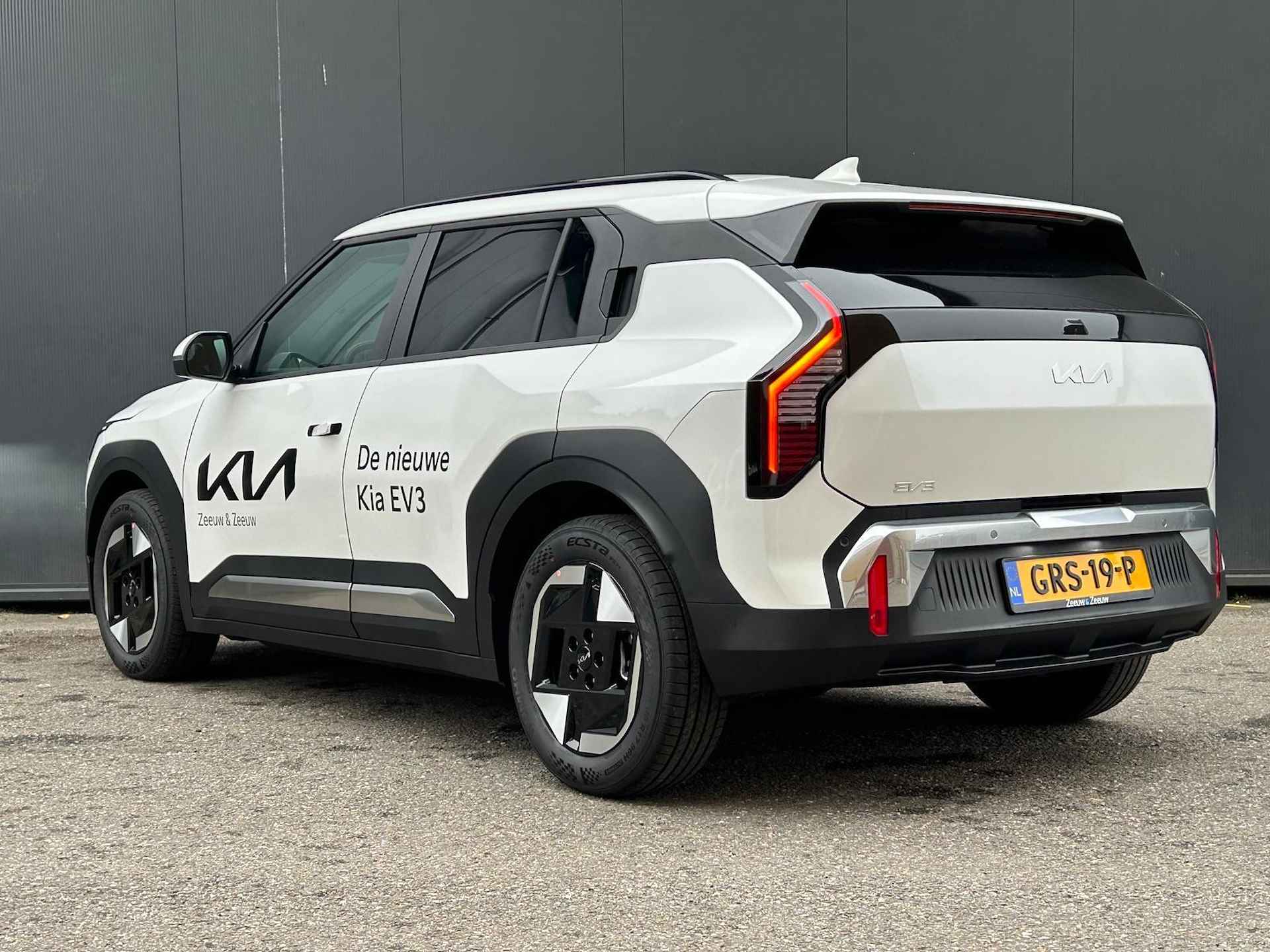 KIA EV3 PLUS LR PRIVATE LEASE NU VANAF 448.- PER MAAND INCLUSIEF SEPP SUBSIDIE | Long Range  | Nu te bestellen vanaf € 42.250.- INCLUSIEF KLEUR KEUZE | 600Km WLTP | Navigatie | Adaptieve cruisecontrol | Stoel en stuur verwarming | Keyless entry | Dodehoekassistent | Parkeersensoren V+A | Privacy glass | Draadloos telefoonoplader | - 8/36