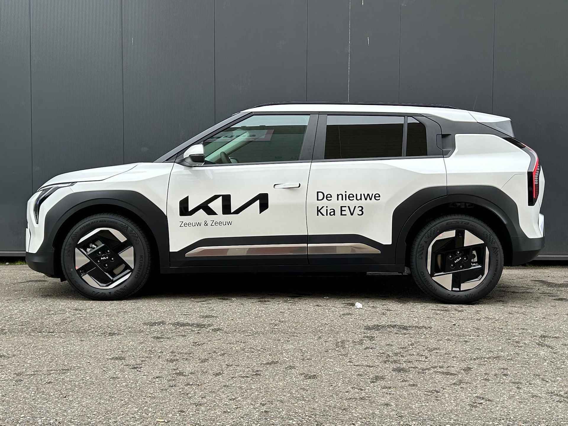 KIA EV3 PLUS LR PRIVATE LEASE NU VANAF 448.- PER MAAND INCLUSIEF SEPP SUBSIDIE | Long Range  | Nu te bestellen vanaf € 42.250.- INCLUSIEF KLEUR KEUZE | 600Km WLTP | Navigatie | Adaptieve cruisecontrol | Stoel en stuur verwarming | Keyless entry | Dodehoekassistent | Parkeersensoren V+A | Privacy glass | Draadloos telefoonoplader | - 9/36