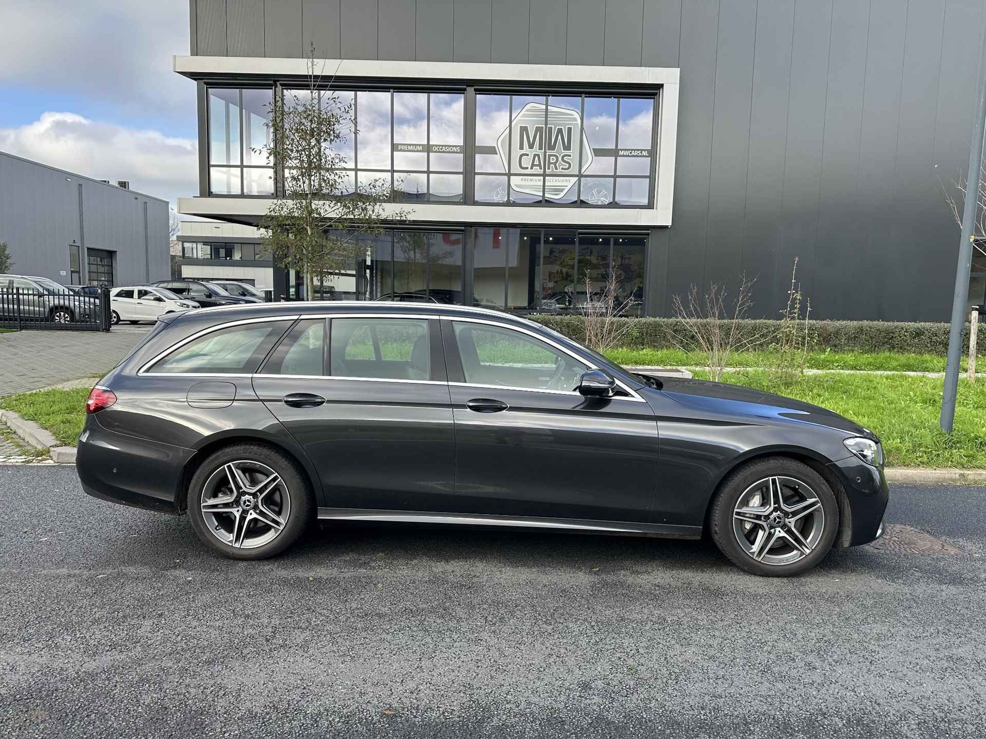 Mercedes-Benz E-klasse Estate 300 e AMG Line Leder, 360 camera, Widescreen, ambilight - 2/16