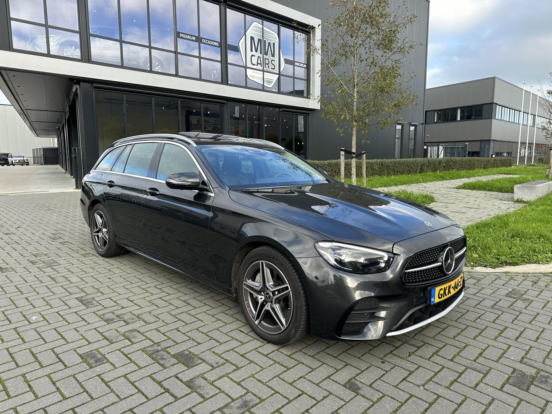 Mercedes-Benz E-klasse Estate 300 e AMG Line Leder, 360 camera, Widescreen, ambilight