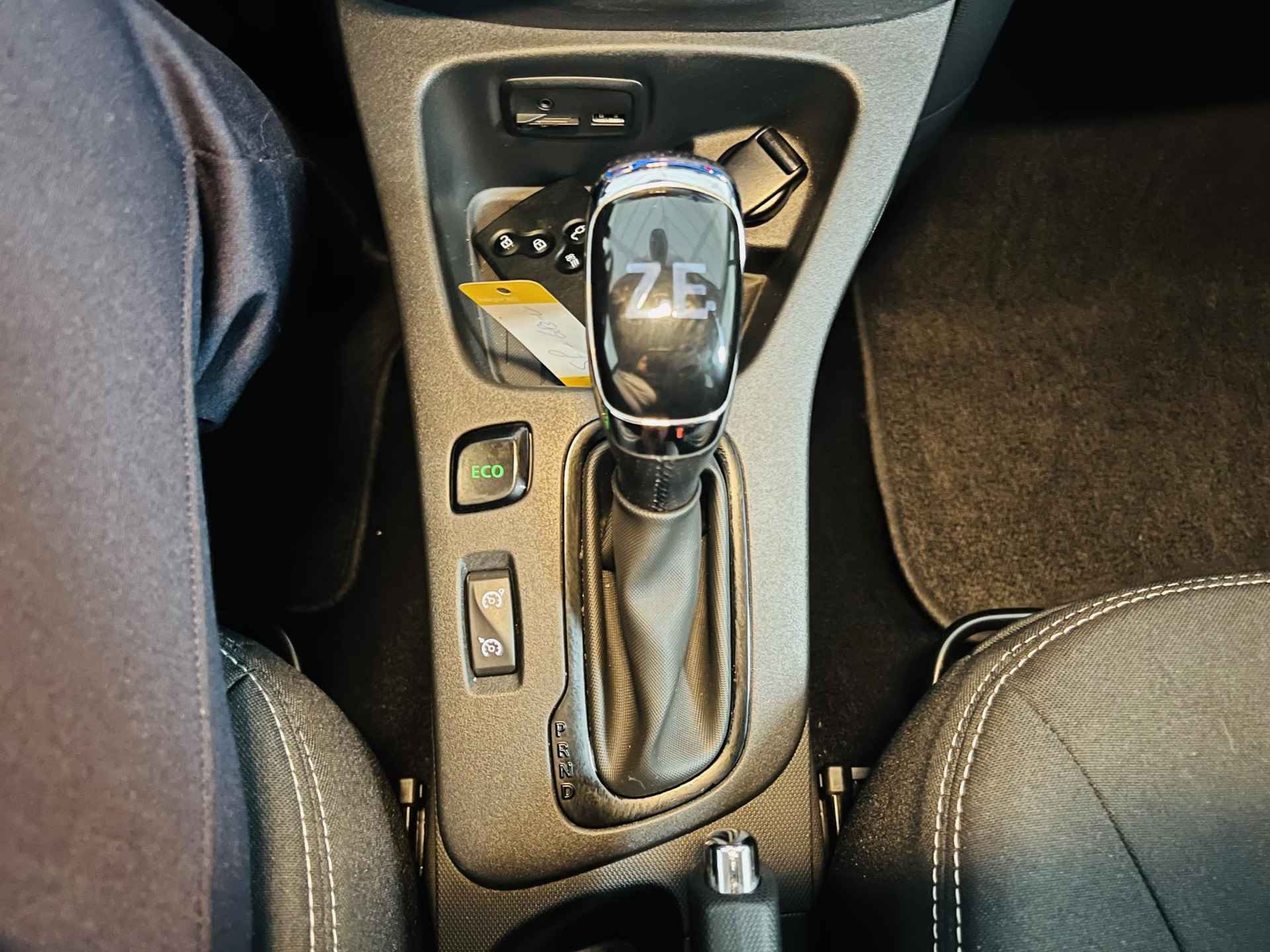 Renault ZOE R90 Intens 41 kWh (ex Accu) Navi Parkeersensoren Cruise controle Bluetooth Dealeronderhouden Zeer mooie auto . auto komt in aanmerking voor de 2000,- subsidie - 10/19