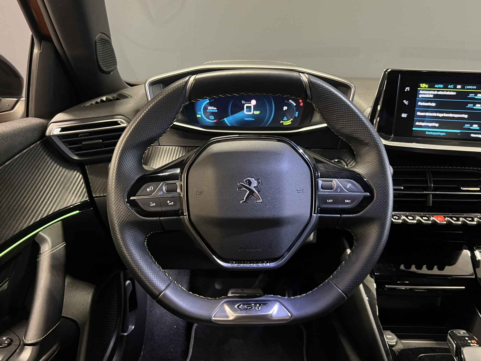 Peugeot e-2008 EV GT 50 kWh | Camera | 3-D Cockpit | Leder/Stof | 17'' LMV | LED | Carplay | Bluetooth | Getint glas | BTW | - 11/38