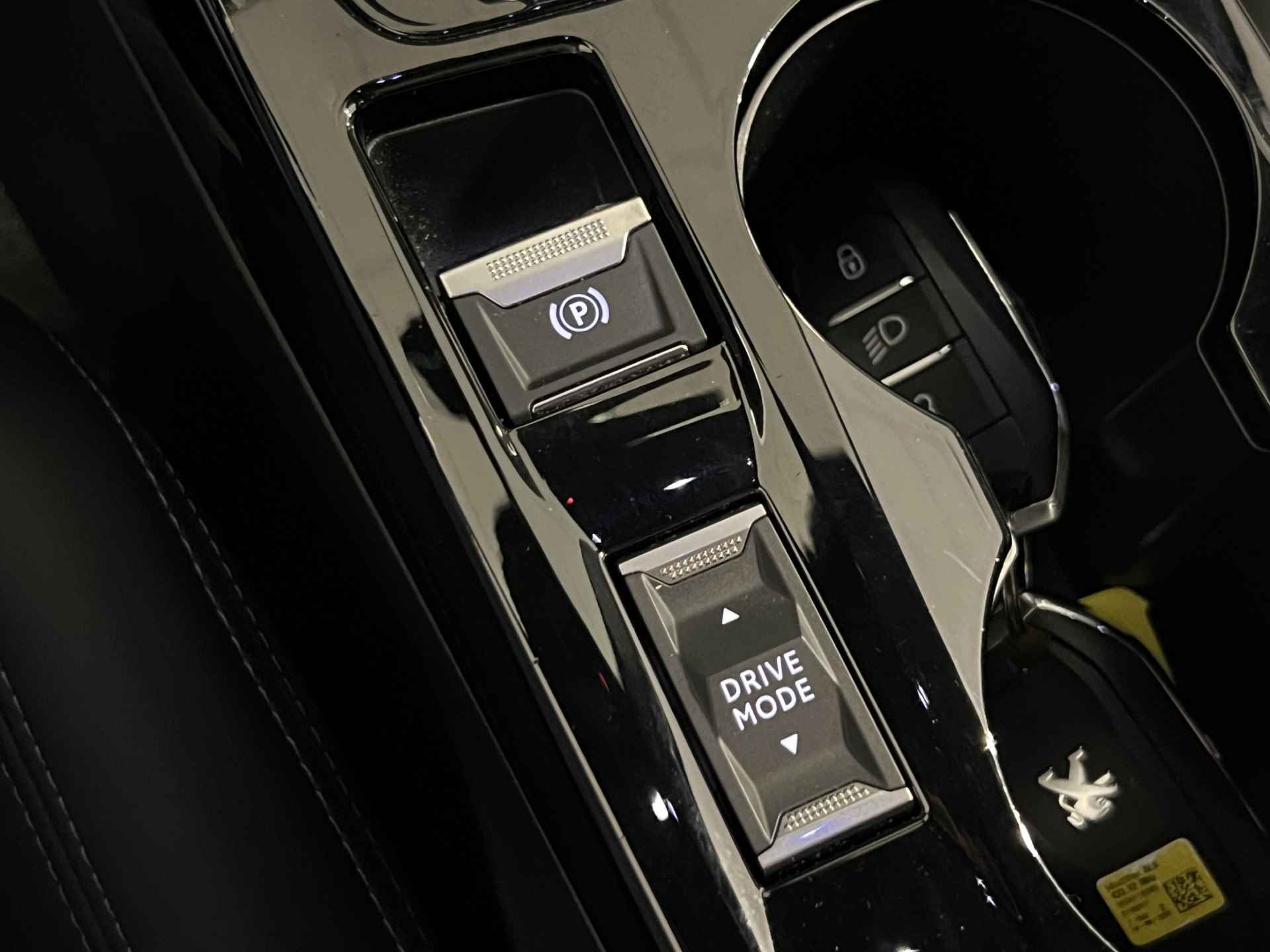 Peugeot e-2008 EV GT 50 kWh | Camera | 3-D Cockpit | Leder/Stof | 17'' LMV | LED | Carplay | Bluetooth | Getint glas | BTW | - 15/38