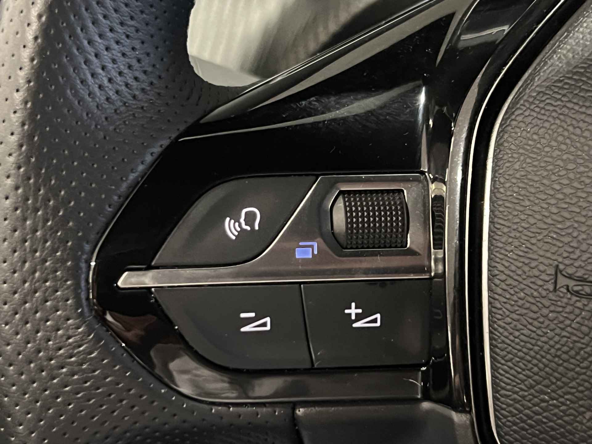 Peugeot e-2008 EV GT 50 kWh | Camera | 3-D Cockpit | Leder/Stof | 17'' LMV | LED | Carplay | Bluetooth | Getint glas | BTW | - 24/38