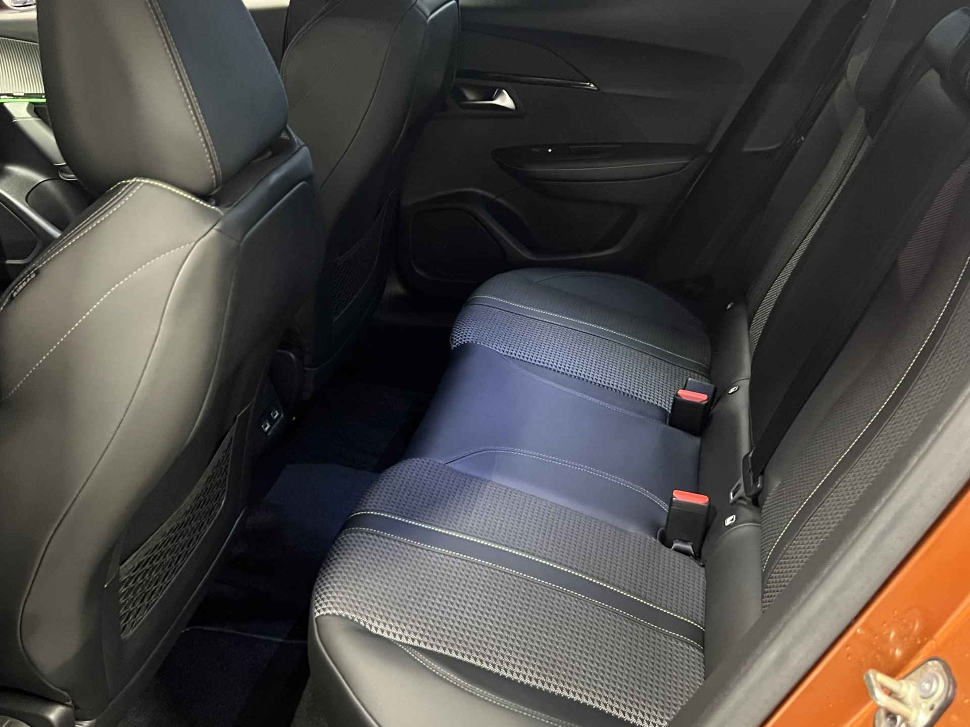 Peugeot e-2008 EV GT 50 kWh | Camera | 3-D Cockpit | Leder/Stof | 17'' LMV | LED | Carplay | Bluetooth | Getint glas | BTW | - 29/38
