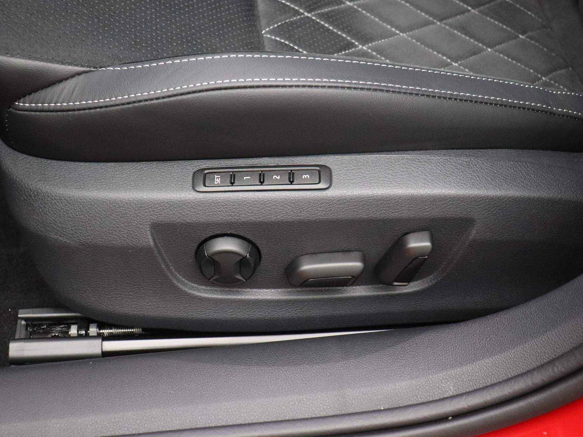 Škoda Superb Combi Sportline Business 1.5 TSI 150pk DSG Automaat Panoramadak, LED matrix koplampen, Navigatie, Adaptive cruise control, Stoelverwarming, Achteruitrijcamera, Verwarmde voorruit, Parkeersensoren - 12/48