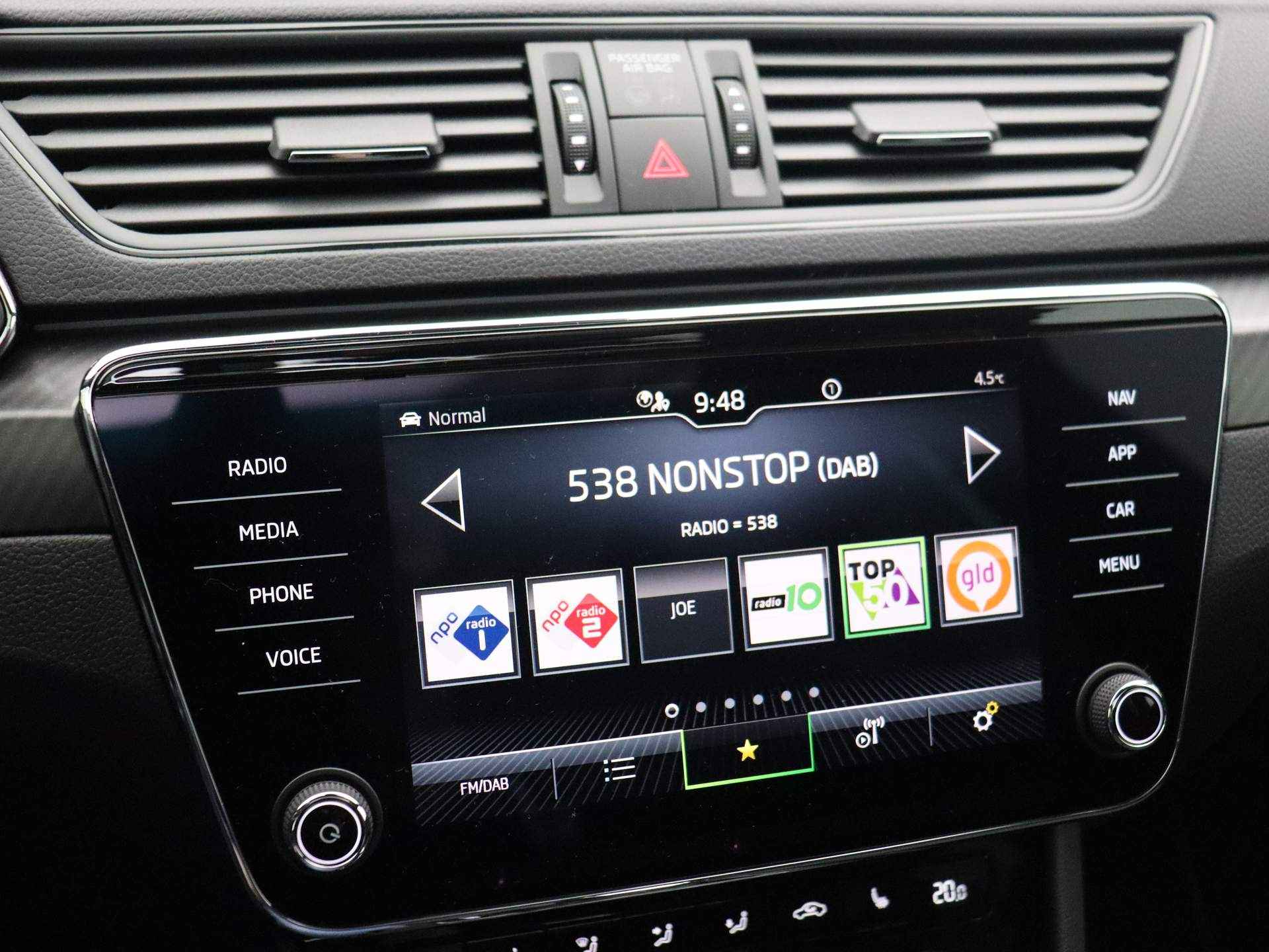 Škoda Superb Combi Sportline Business 1.5 TSI 150pk DSG Automaat Panoramadak, LED matrix koplampen, Navigatie, Adaptive cruise control, Stoelverwarming, Achteruitrijcamera, Verwarmde voorruit, Parkeersensoren - 27/48