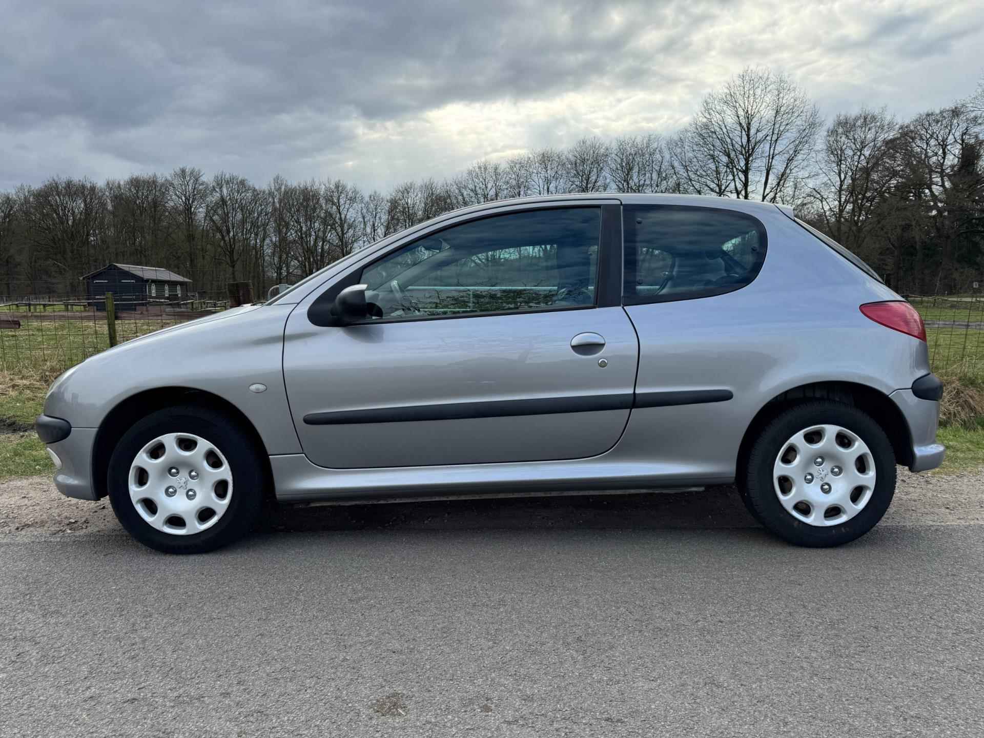 Peugeot 206 1.4-16V Gentry Premium met airco en trekhaak - 3/21