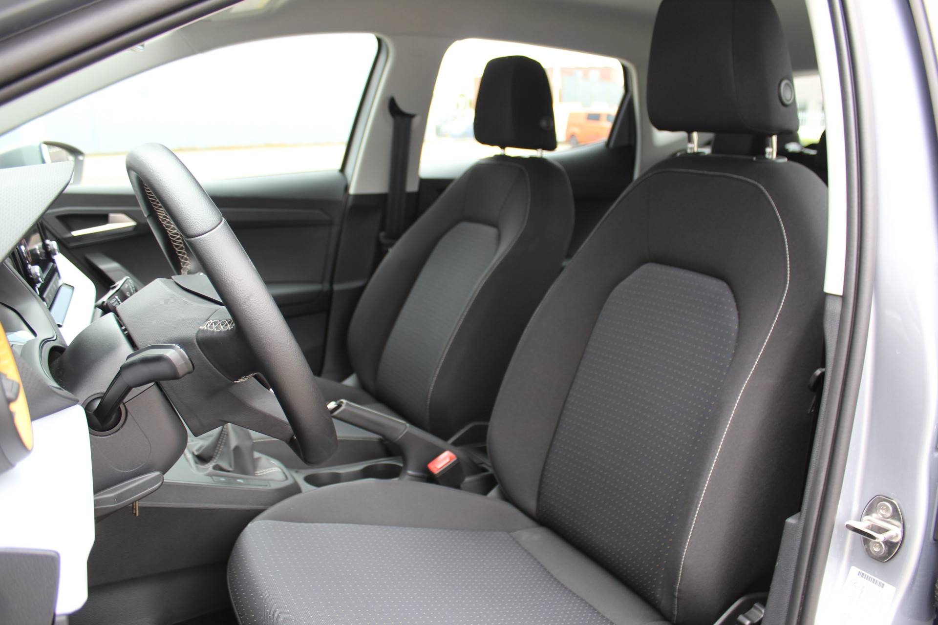 SEAT Ibiza 1.0-96pk TSI Style. NIEUWSTE MODEL. In nieuwstaat ! Volautm. airco, camera, elektr ramen v+a, LED verlichting, stoelverwarming, metallic lak, Isofix, LM wielen, Apple Carplay / Android auto etc. - 27/36