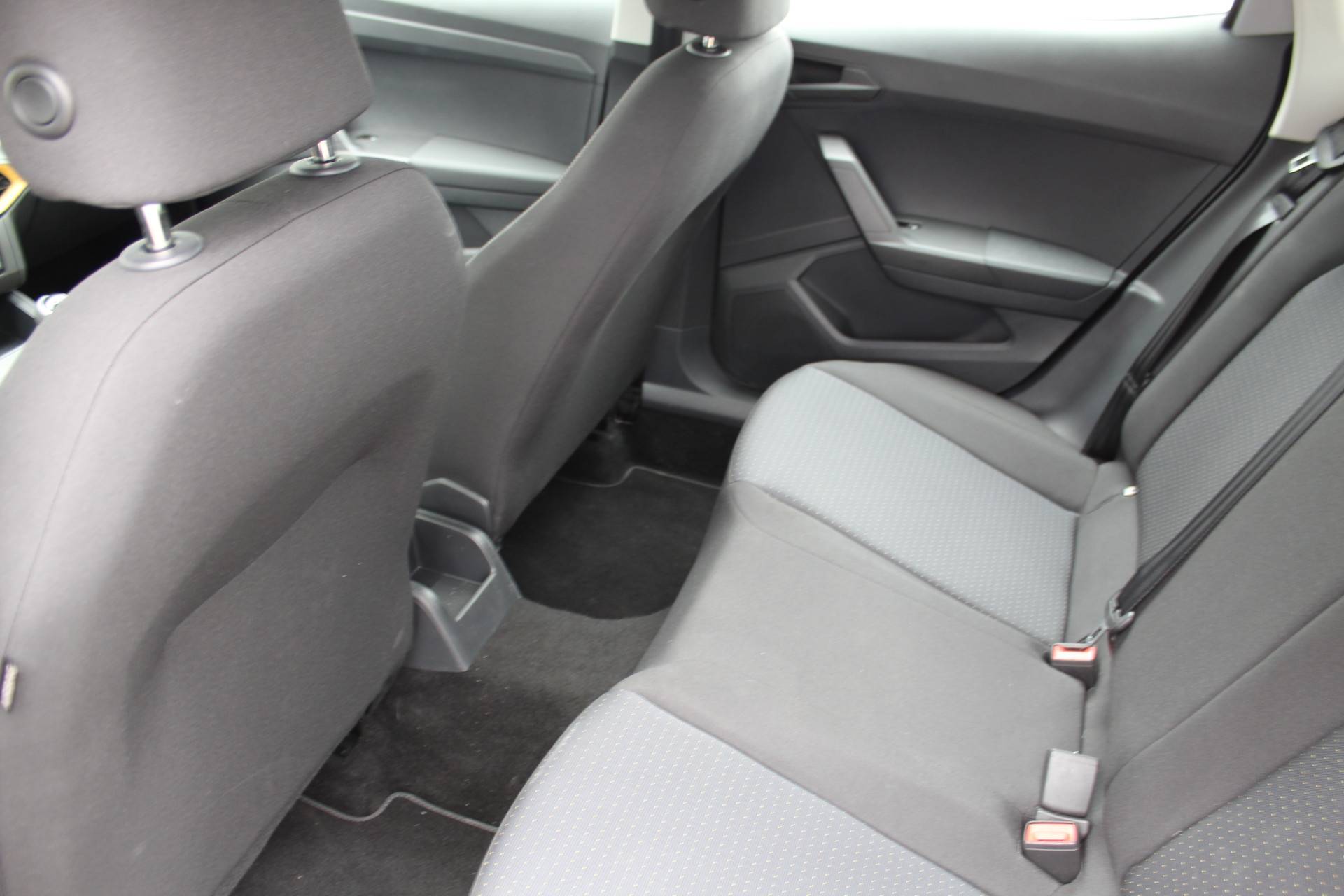 SEAT Ibiza 1.0-96pk TSI Style. NIEUWSTE MODEL. In nieuwstaat ! Volautm. airco, camera, elektr ramen v+a, LED verlichting, stoelverwarming, metallic lak, Isofix, LM wielen, Apple Carplay / Android auto etc. - 28/36