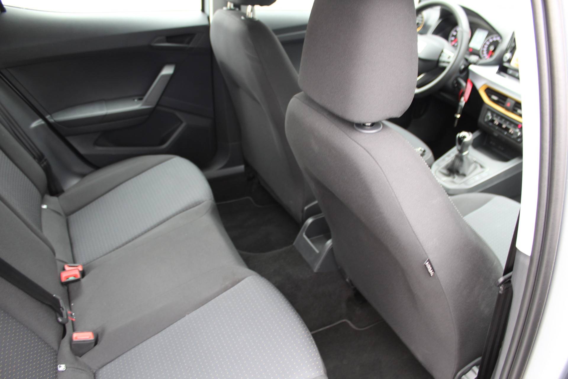 SEAT Ibiza 1.0-96pk TSI Style. NIEUWSTE MODEL. In nieuwstaat ! Volautm. airco, camera, elektr ramen v+a, LED verlichting, stoelverwarming, metallic lak, Isofix, LM wielen, Apple Carplay / Android auto etc. - 29/36
