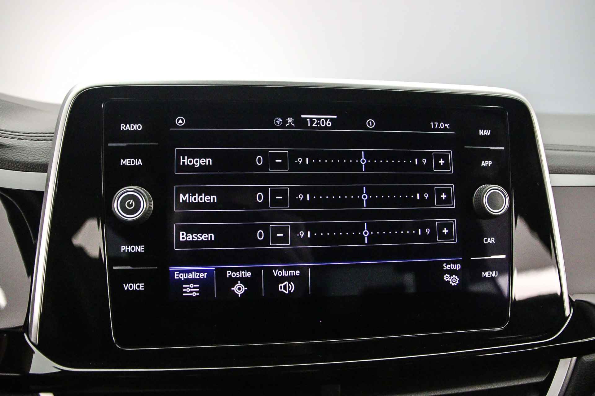 Volkswagen T-Roc R-Line 1.5 TSI 150pk DSG Automaat Adaptive cruise control, Stoelverwarming, Achteruitrijcamera, Airco, DAB, App connect, Parkeersensoren, LED verlichting, Keyless start - 27/44