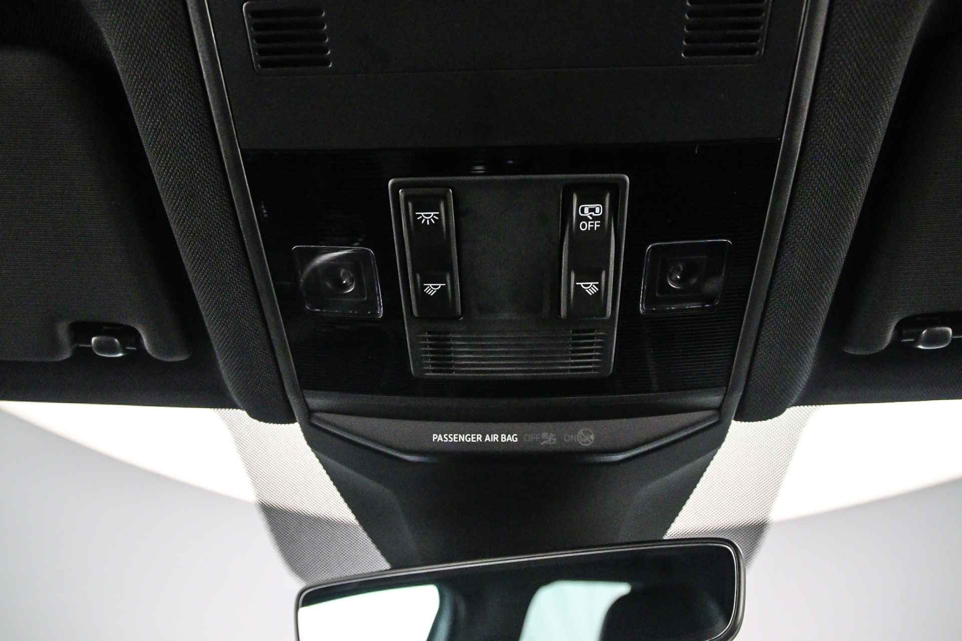Volkswagen T-Roc R-Line 1.5 TSI 150pk DSG Automaat Adaptive cruise control, Stoelverwarming, Achteruitrijcamera, Airco, DAB, App connect, Parkeersensoren, LED verlichting, Keyless start - 32/44