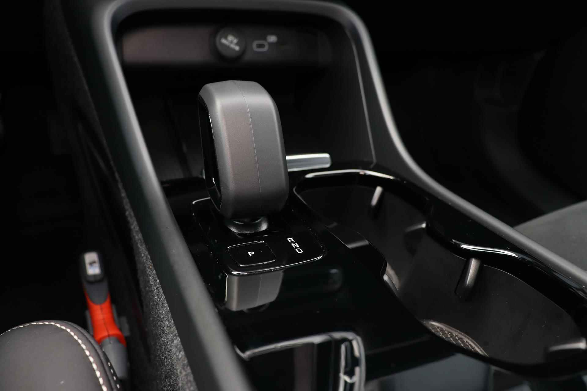 Volvo C40 Recharge Ultimate 69 kWh - Panoramadak - IntelliSafe Assist & Surround - Harman/Kardon audio - Verwarmde voorstoelen & stuur - Parkeersensoren voor & achter - Elektr. bedienb. voorstoelen met links geheugen - Draadloze tel. lader - Warmtepomp - Extra getint glas - 20' LMV - 13/25