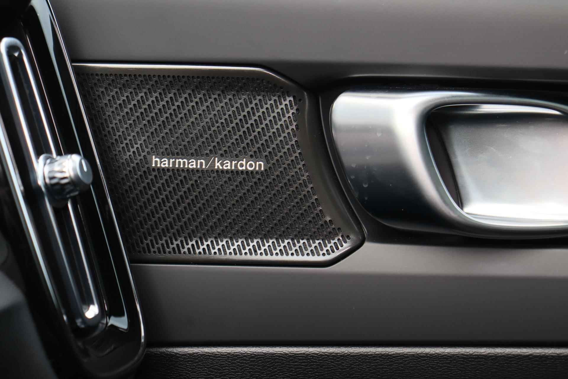 Volvo C40 Recharge Ultimate 69 kWh - Panoramadak - IntelliSafe Assist & Surround - Harman/Kardon audio - Verwarmde voorstoelen & stuur - Parkeersensoren voor & achter - Elektr. bedienb. voorstoelen met links geheugen - Draadloze tel. lader - Warmtepomp - Extra getint glas - 20' LMV - 18/25