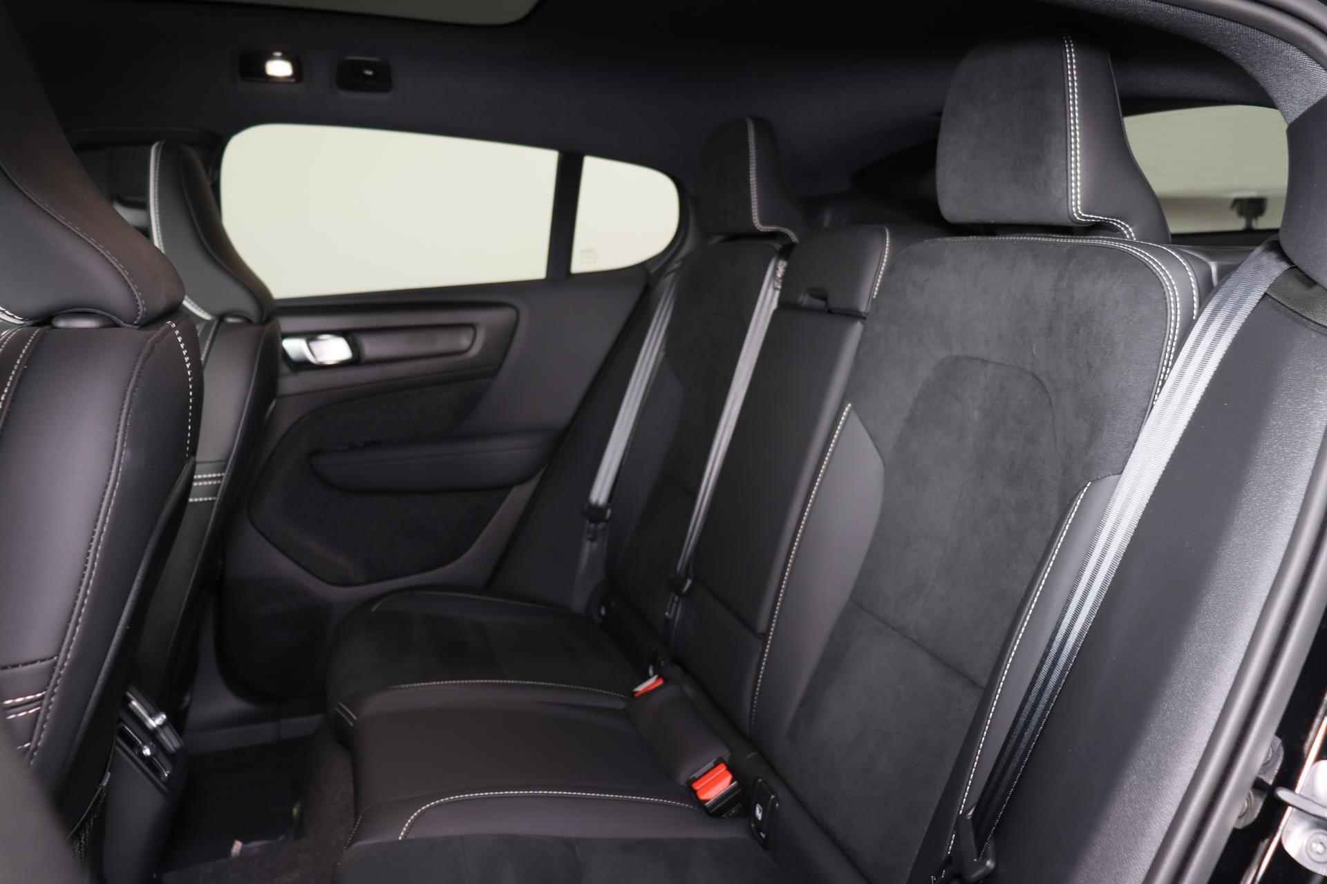 Volvo C40 Recharge Ultimate 69 kWh - Panoramadak - IntelliSafe Assist & Surround - Harman/Kardon audio - Verwarmde voorstoelen & stuur - Parkeersensoren voor & achter - Elektr. bedienb. voorstoelen met links geheugen - Draadloze tel. lader - Warmtepomp - Extra getint glas - 20' LMV - 23/25