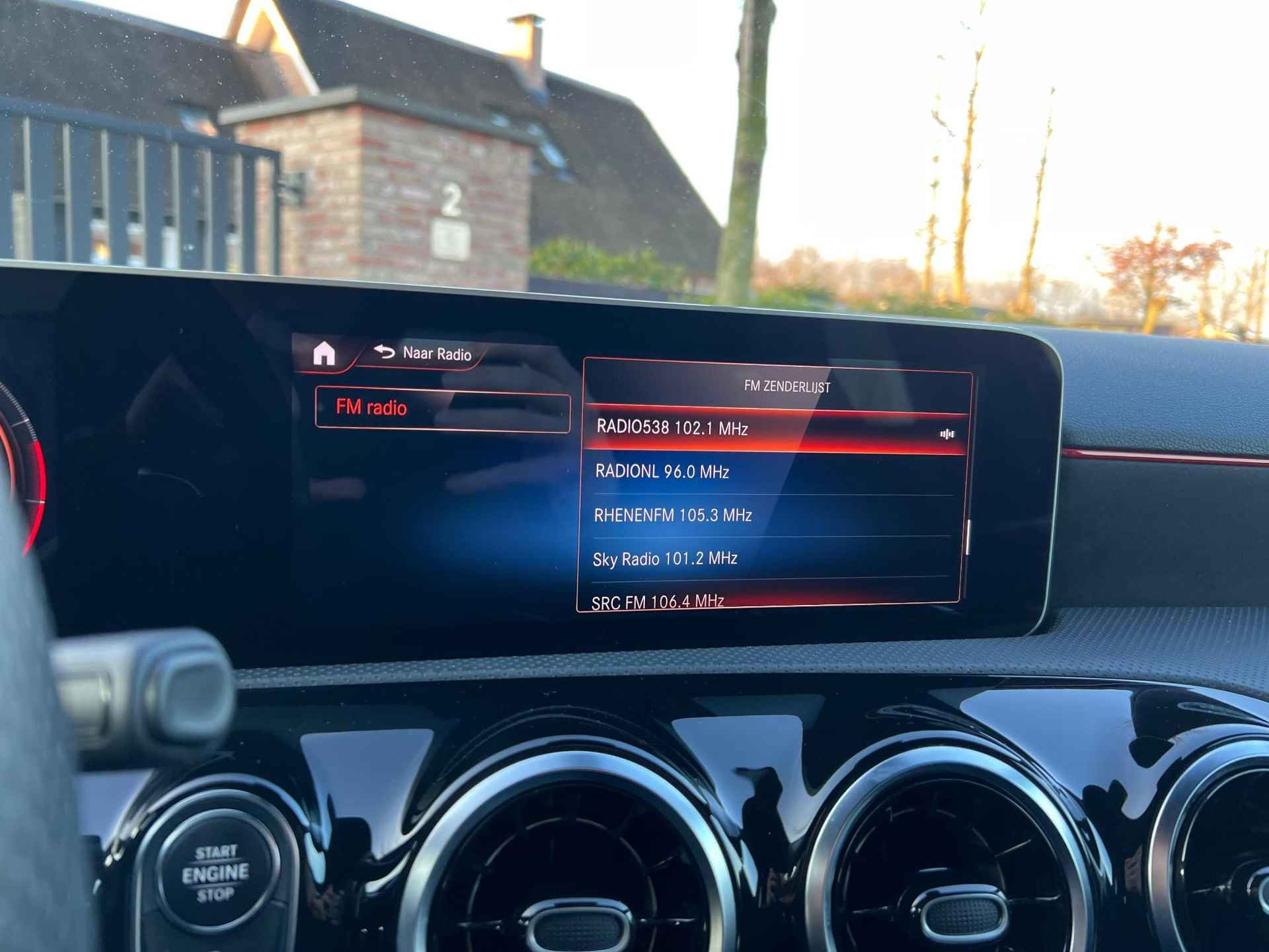 Mercedes-Benz A-klasse 180 Business Solution AMG Widescreen | Stoelverwarming | Camera | NL-Auto | - 30/41