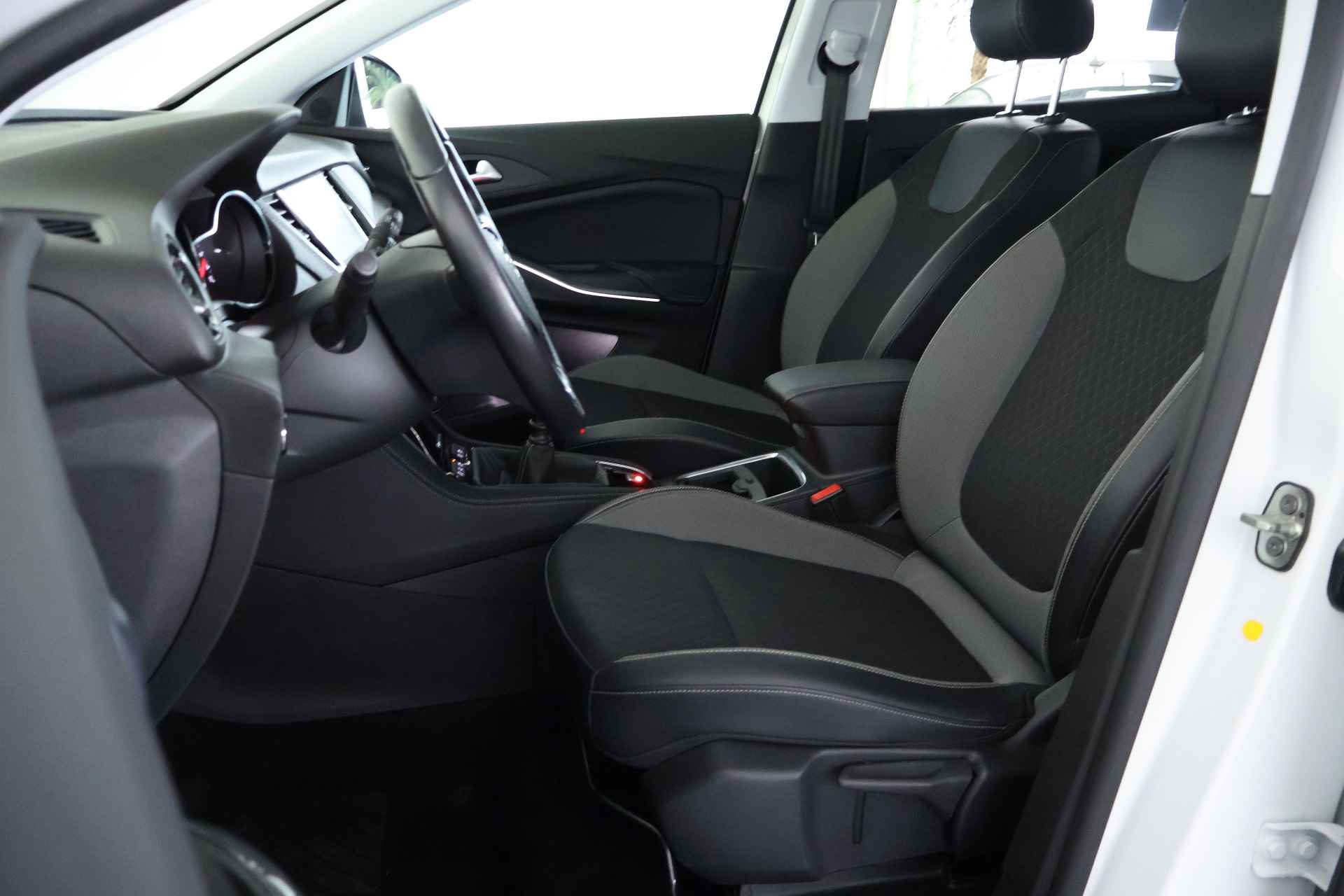 Opel Grandland X 1.2 Turbo Innovation / Panorama / Navi / LED / CarPlay / Clima - 6/28