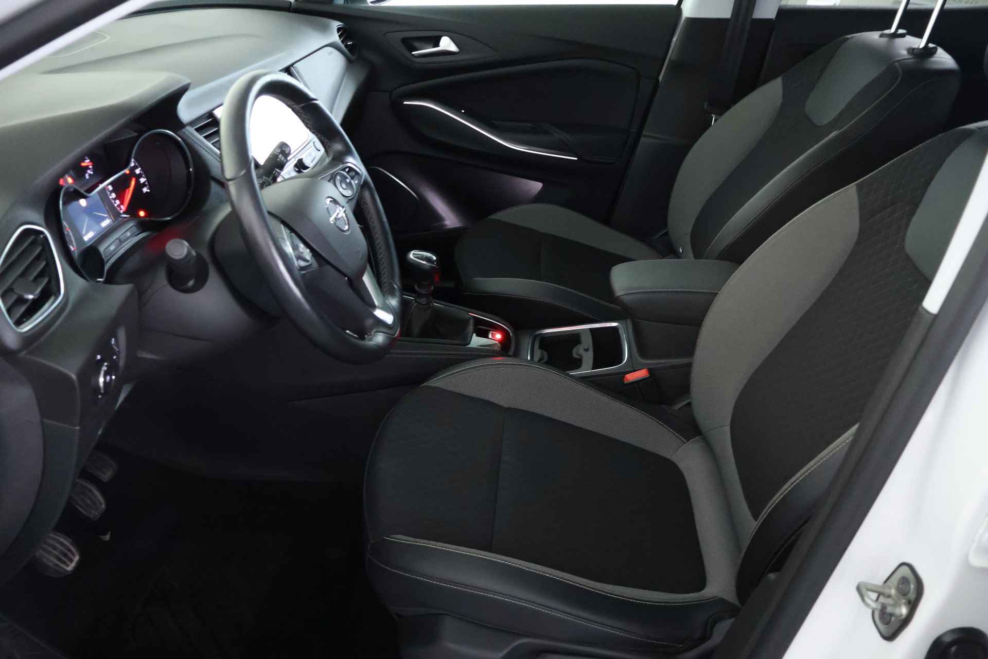 Opel Grandland X 1.2 Turbo Innovation / Panorama / Navi / LED / CarPlay / Clima - 11/28