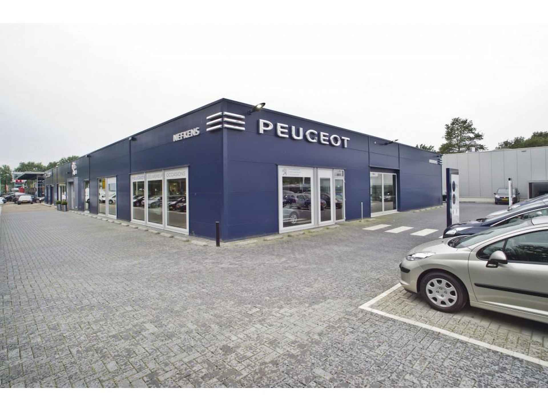 Peugeot Rifter Long Allure 110pk 7-zits | Navigatie | Airco | Cruise Control | Parkeersensoren | Grip Control | Elektrisch inklapbare spiegels | Apple Carplay / Android Auto | Bluetooth | Automatisch dimlicht | Regensensor | Donker getint glas |  2x Schuifdeur | - 30/31