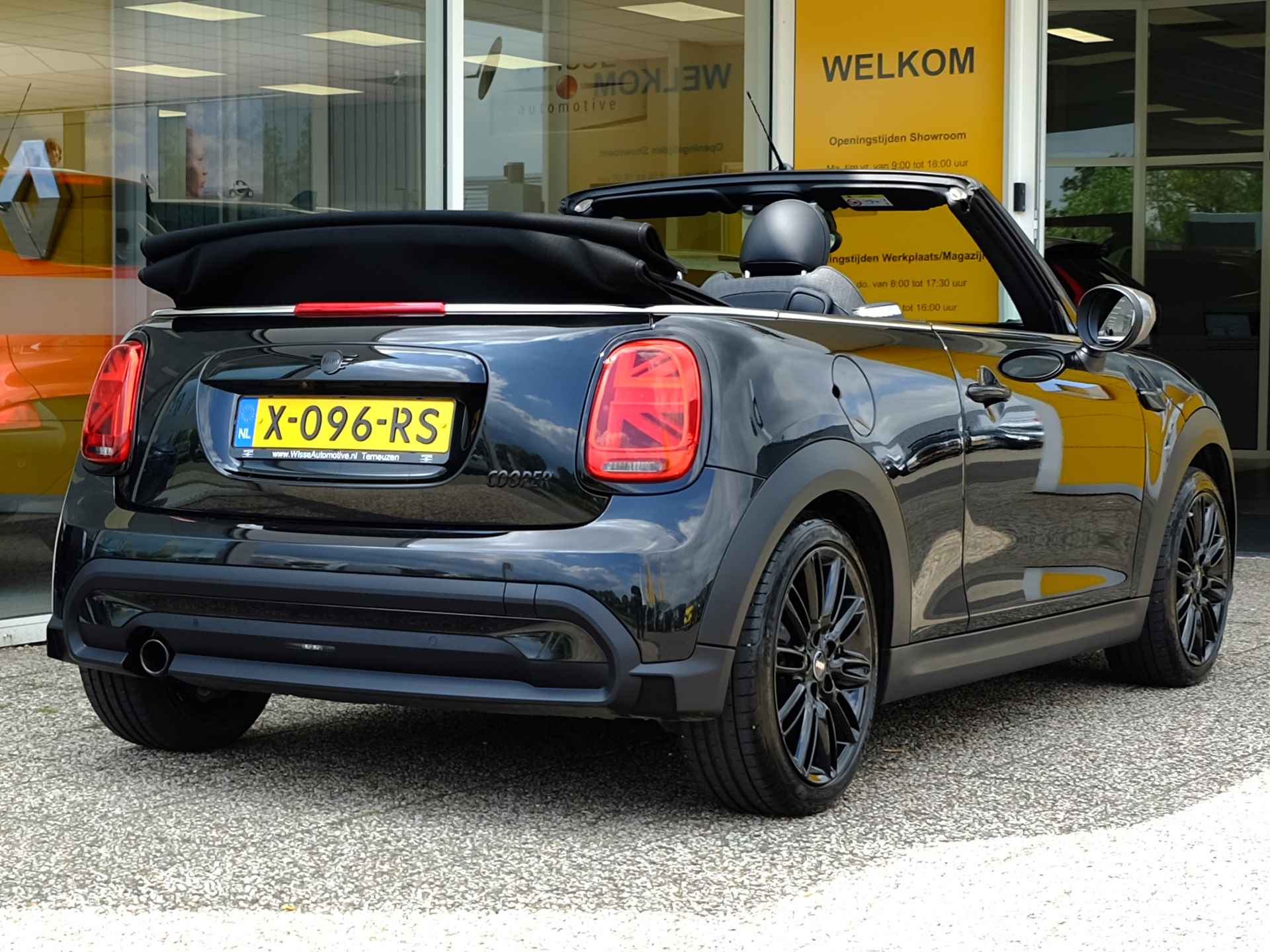 MINI Mini Cabrio (f57) 1.5 136pk Cooper Automaat | Navigatie | HUD | Carplay | Stoelverwarming | Camera | Park. Sensoren - 2/20