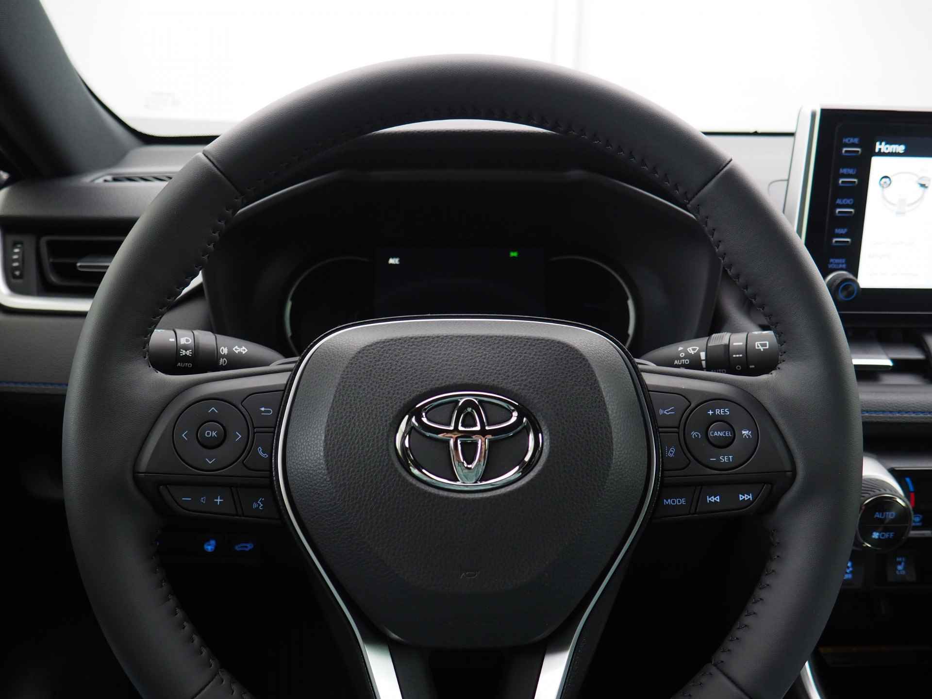 Toyota RAV4 2.5 Hybrid Style Bi-Tone | Stuur- en Stoelverwarming | Adaptive Cruise Control | Achteruitrijcamera | Apple CarPlay/ Android Auto | Draadloze Telefoonlader | Pre-Collision System | Elektrische Achterklep | Verwarmde - 16/24