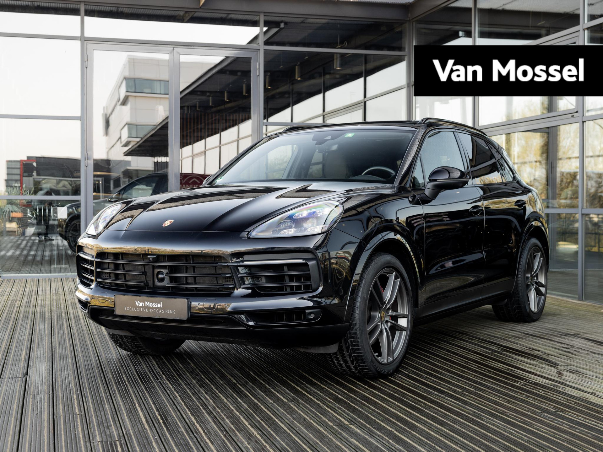 Porsche Cayenne 3.0 E-Hybrid | SPORTCHRONO | 18-WEG STOELEN | PDLS + | PASM LUCHTVERING | ADAPTIEVE CRUISE CONTROL | NACHTZICHT | 360 CAMERA | PANORAMA/SCHUIF-KANTELDAK | APPLE CARPLAY | SFEERVERLICHTING | NL AUTO |