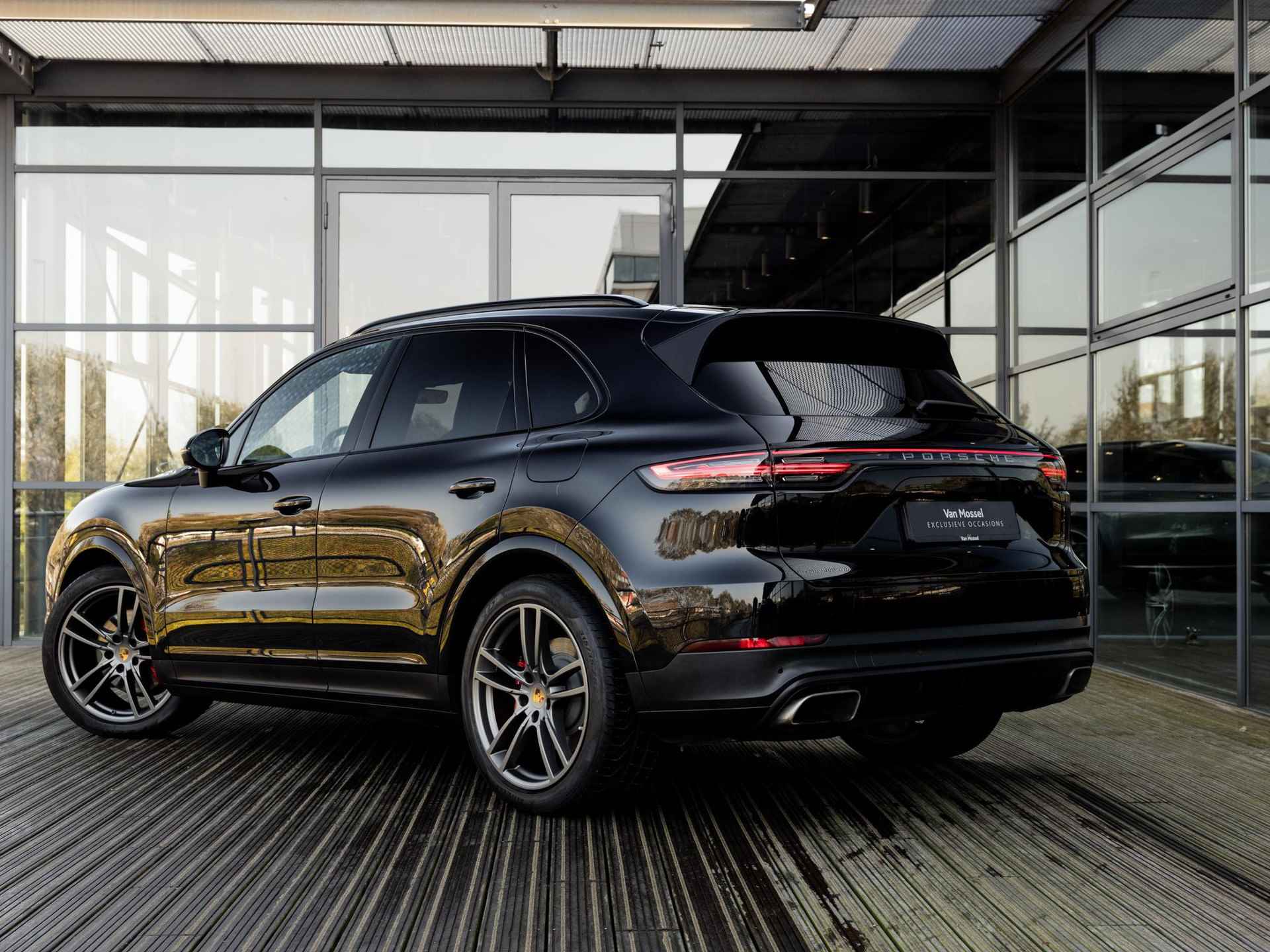 Porsche Cayenne 3.0 E-Hybrid | SPORTCHRONO | 18-WEG STOELEN | PDLS + | PASM LUCHTVERING | ADAPTIEVE CRUISE CONTROL | NACHTZICHT | 360 CAMERA | PANORAMA/SCHUIF-KANTELDAK | APPLE CARPLAY | SFEERVERLICHTING | NL AUTO | - 6/55