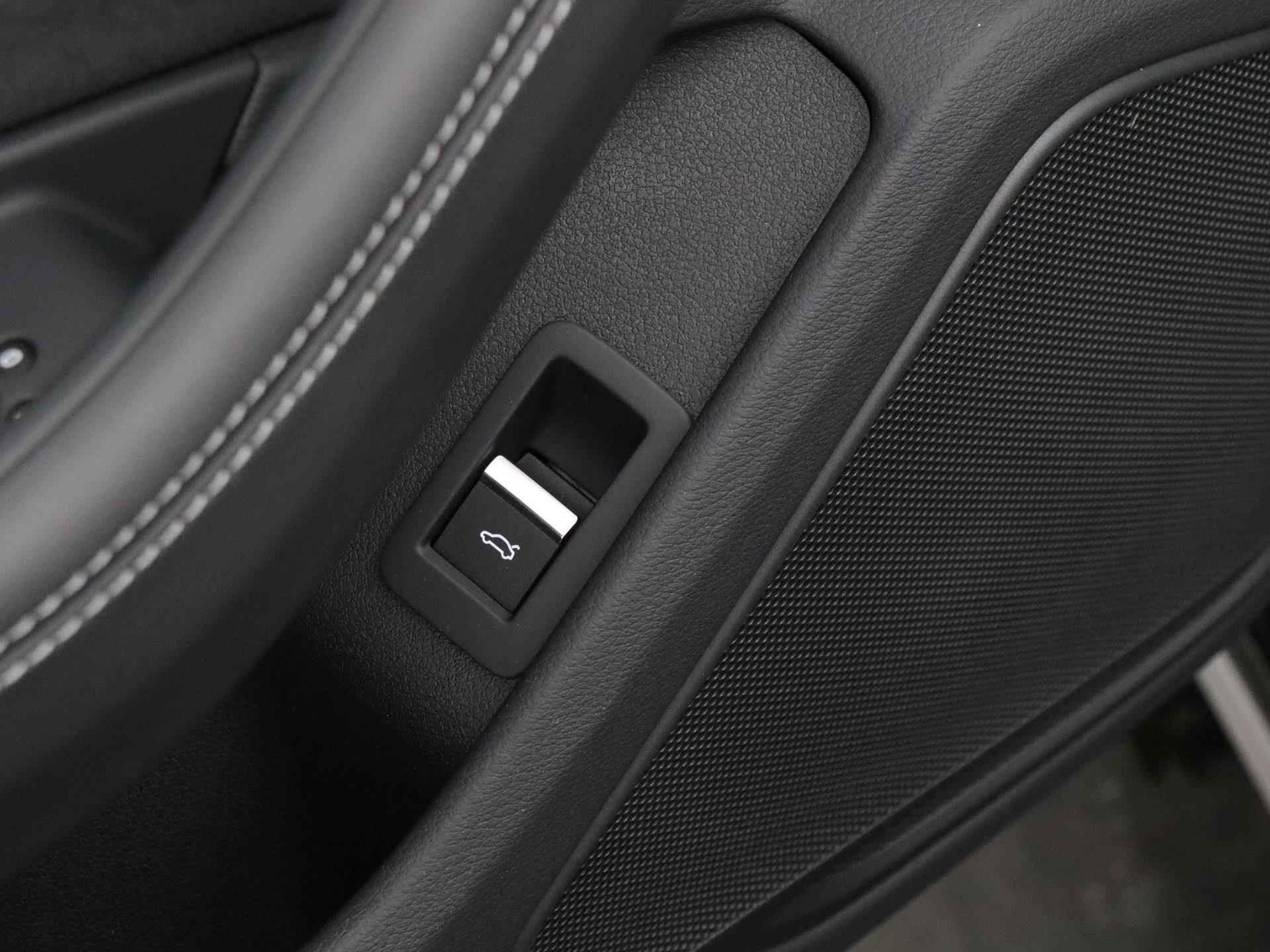 Audi A5 Cabriolet S Edition 40 TFSI 204 pk | Elektr. stoelen geheugen | Hoofdruimteverwarming | Keyless | Rode remzadels | Parkeerassistent | Afgevlakt stuurwiel | Ambiente lichtpakket - 17/44