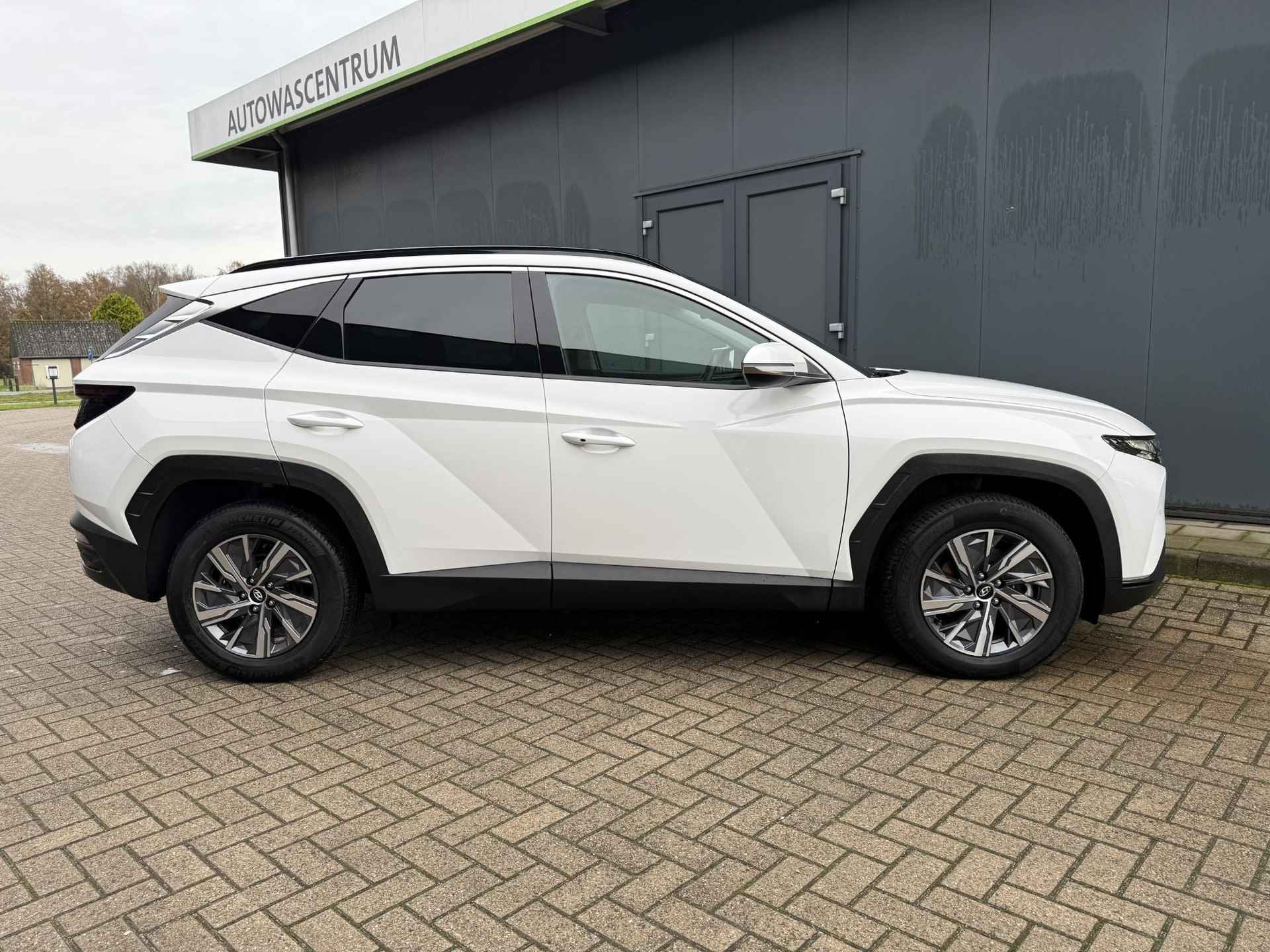 Hyundai Tucson 1.6 T-GDI HEV 230pk Comfort Smart Sky Automaat / 1650kg Trekgewicht / Navigatie / Camera / Panoramadak / Keyless Entry&Go / Stoelverarming / Android & Apple Carplay / Bluetooth - 17/42