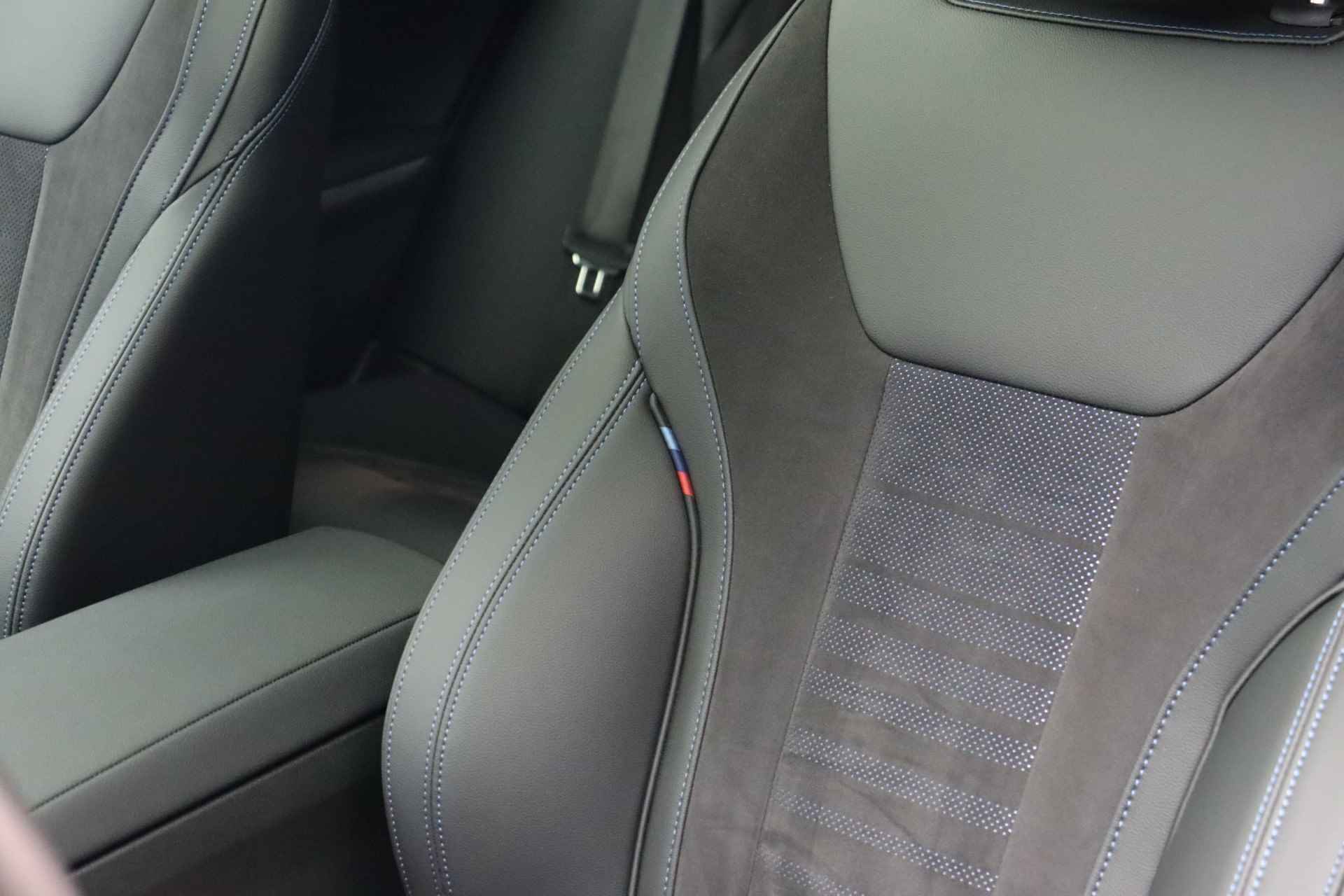 BMW 3-serie M340d xDrive High Executive Automaat / Sportstoelen / Stoelverwarming / Adaptief M Onderstel / Harman Kardon / Parking Assistant / Adaptieve LED / Verwarmd stuurwiel / Live Cockpit Professional - 28/30