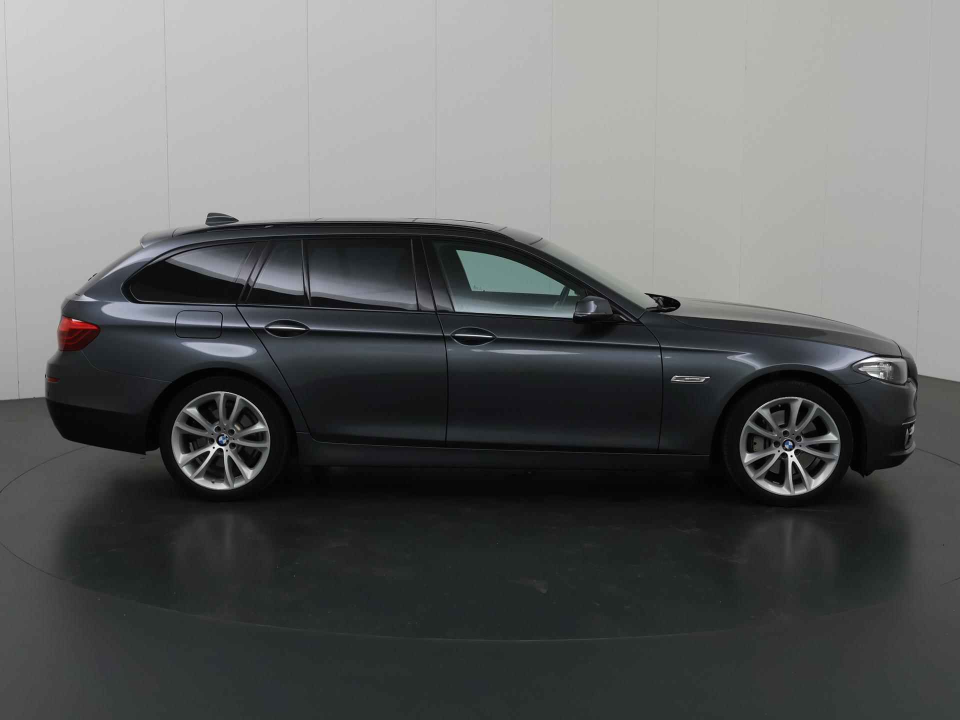 BMW 5-serie Touring 528i Luxury Edition | Panoramadak | Navigatie | Comfortstoelen | Lederen Interieur | Ele.verstelbare stoelen | PDC | Stoelverwarming | - 7/44