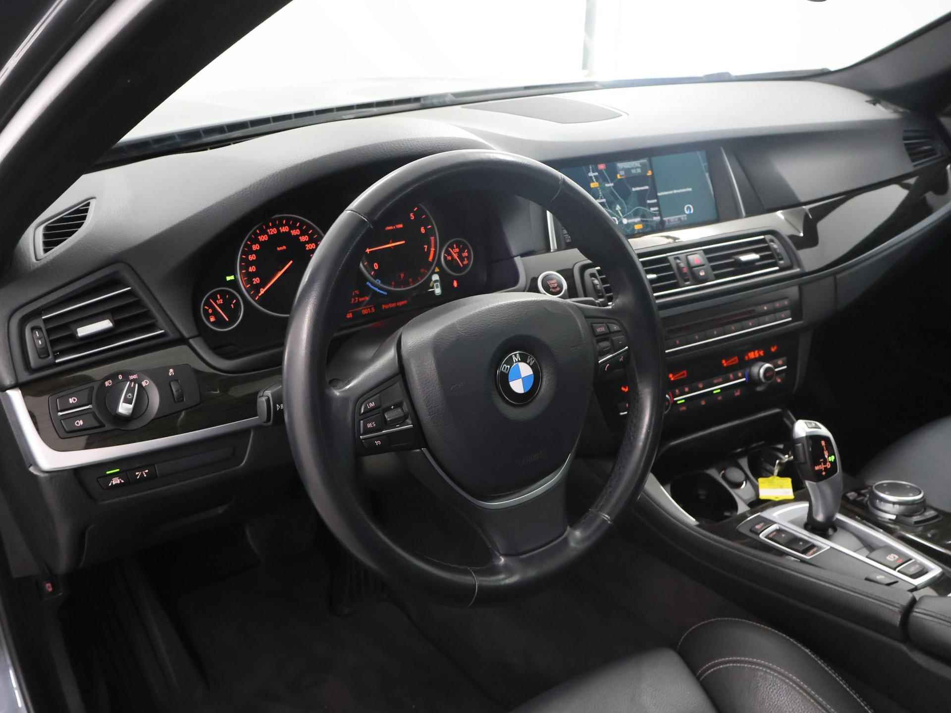 BMW 5-serie Touring 528i Luxury Edition | Panoramadak | Navigatie | Comfortstoelen | Lederen Interieur | Ele.verstelbare stoelen | PDC | Stoelverwarming | - 8/44