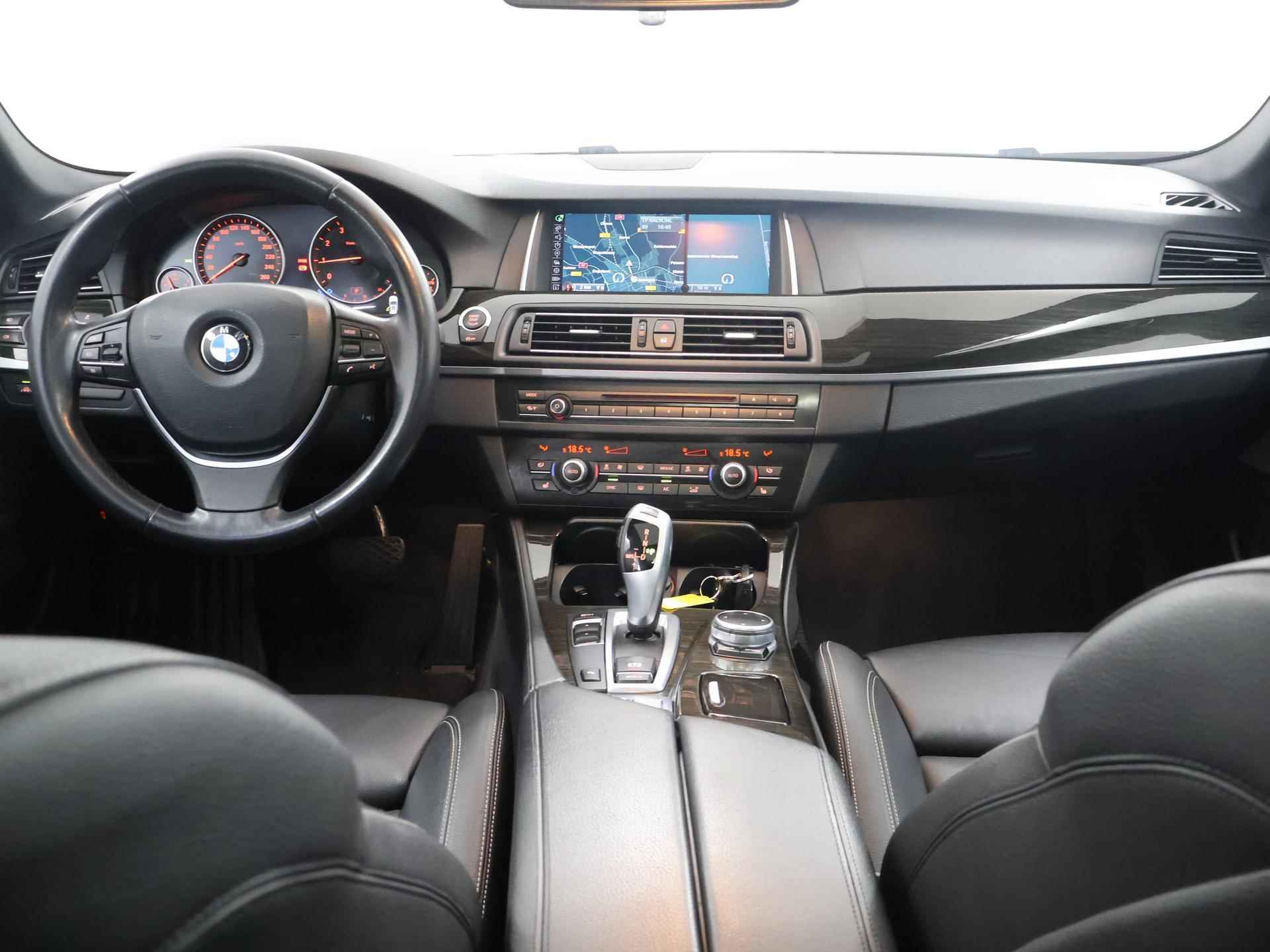 BMW 5-serie Touring 528i Luxury Edition | Panoramadak | Navigatie | Comfortstoelen | Lederen Interieur | Ele.verstelbare stoelen | PDC | Stoelverwarming | - 9/44