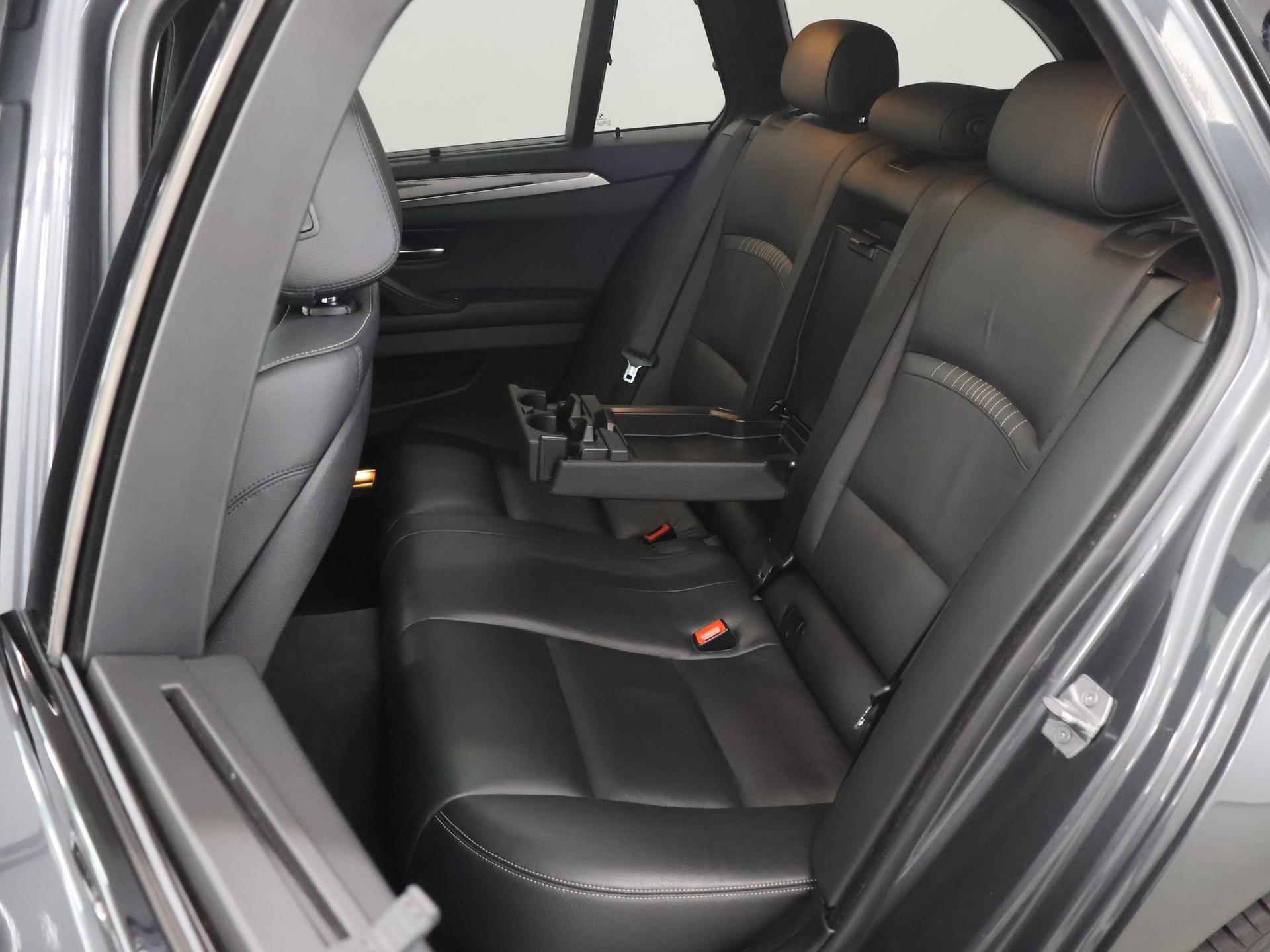 BMW 5-serie Touring 528i Luxury Edition | Panoramadak | Navigatie | Comfortstoelen | Lederen Interieur | Ele.verstelbare stoelen | PDC | Stoelverwarming | - 12/44