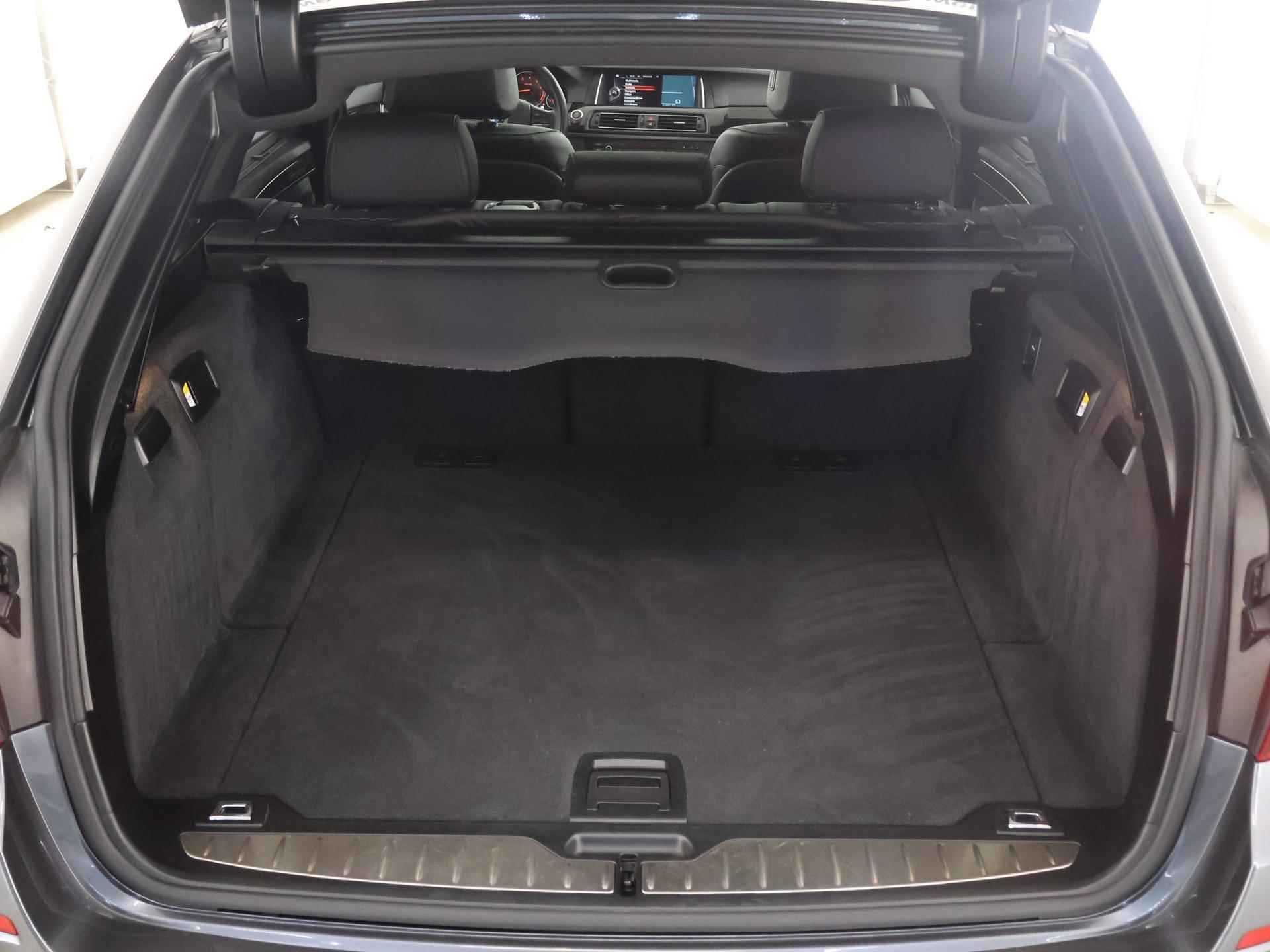 BMW 5-serie Touring 528i Luxury Edition | Panoramadak | Navigatie | Comfortstoelen | Lederen Interieur | Ele.verstelbare stoelen | PDC | Stoelverwarming | - 40/44