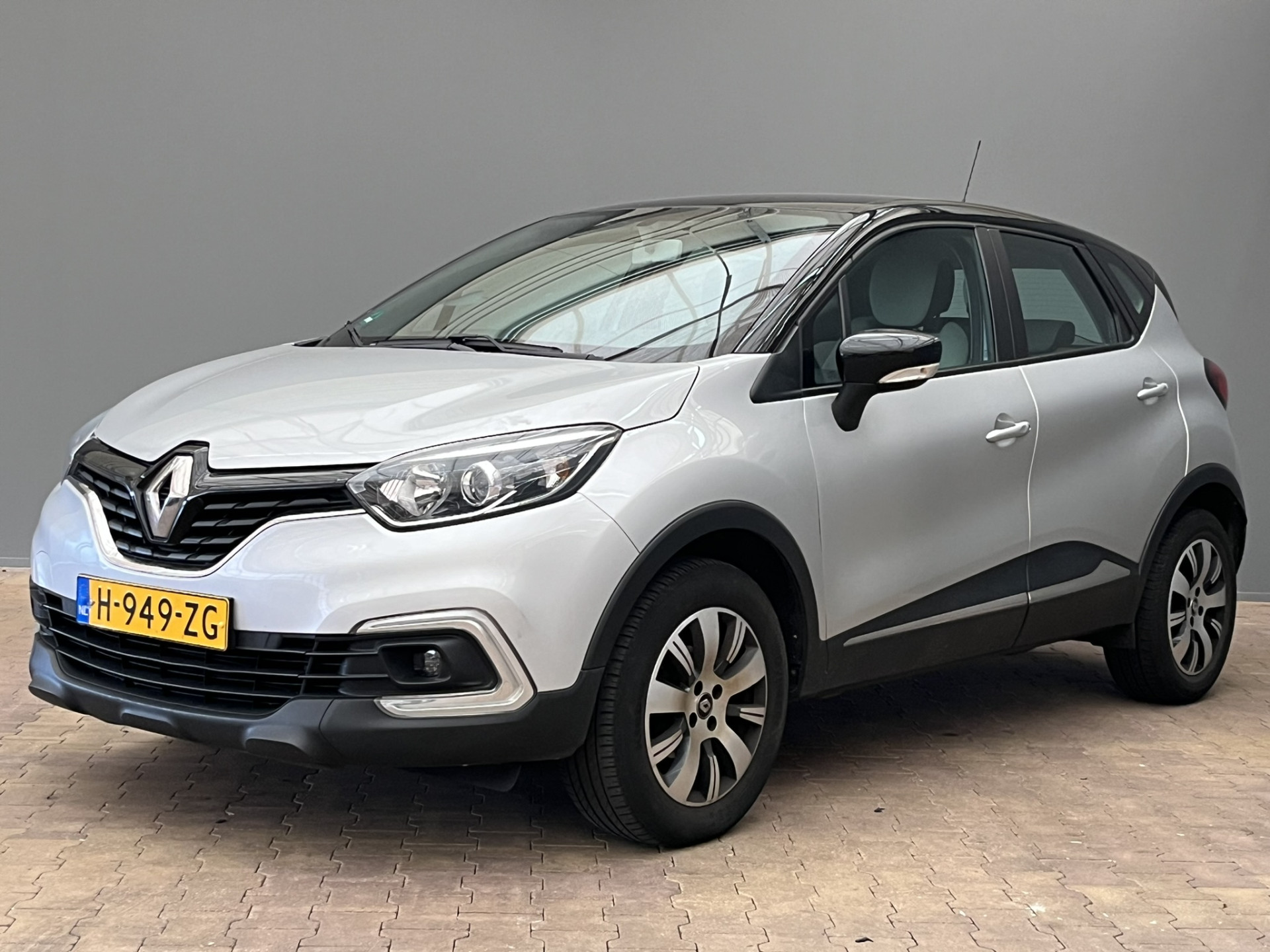 Renault Captur 0.9 90PK TCe Zen | Navigatie | Bluetooth | Cruise C. | PDC | 16" Lichtmetaal | Bluetooth | Zwart Dak | Airco | Cruise