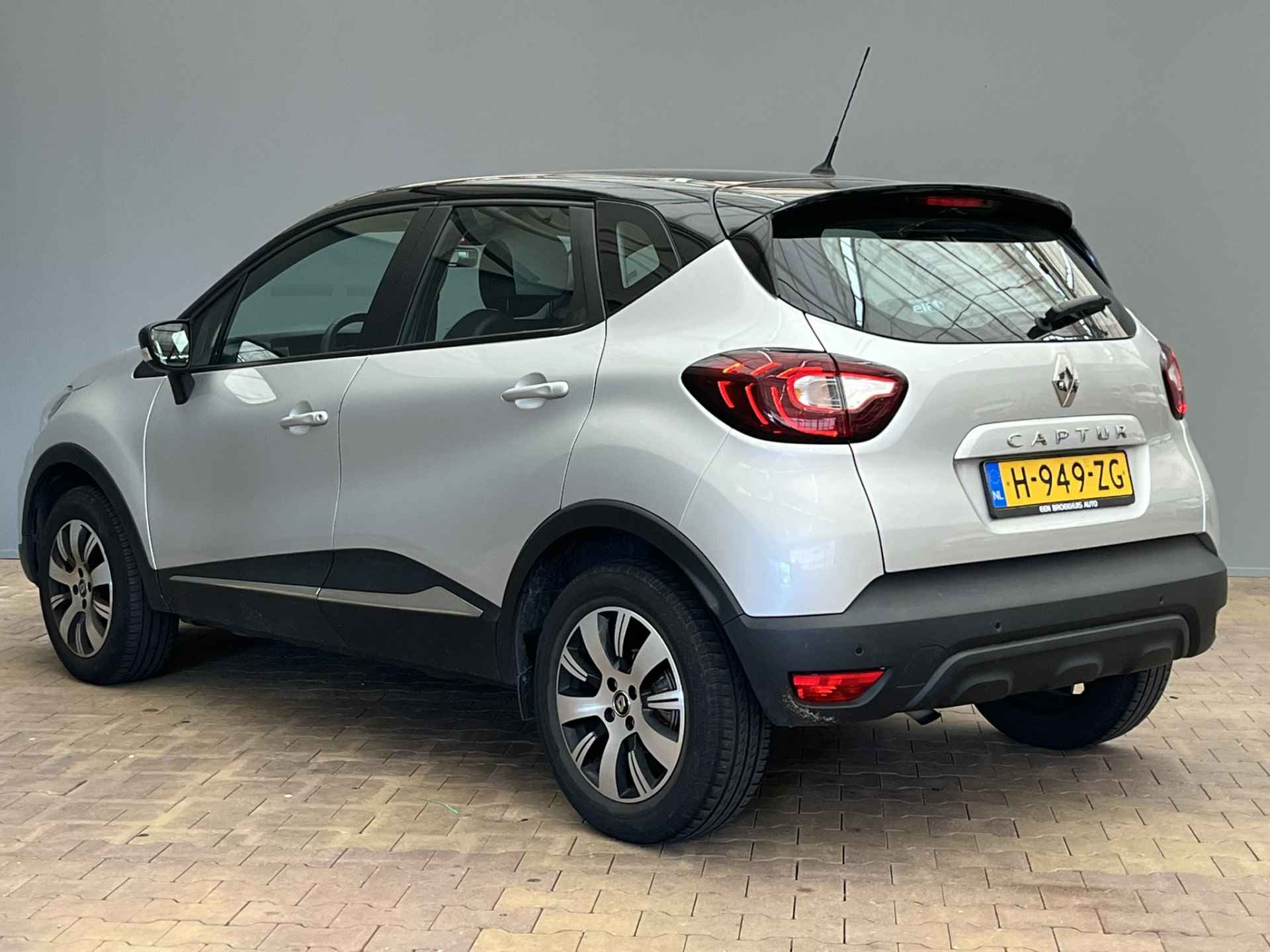 Renault Captur 0.9 90PK TCe Zen | Navigatie | Bluetooth | Cruise C. | PDC | 16" Lichtmetaal | Bluetooth | Zwart Dak | Airco | Cruise - 10/24