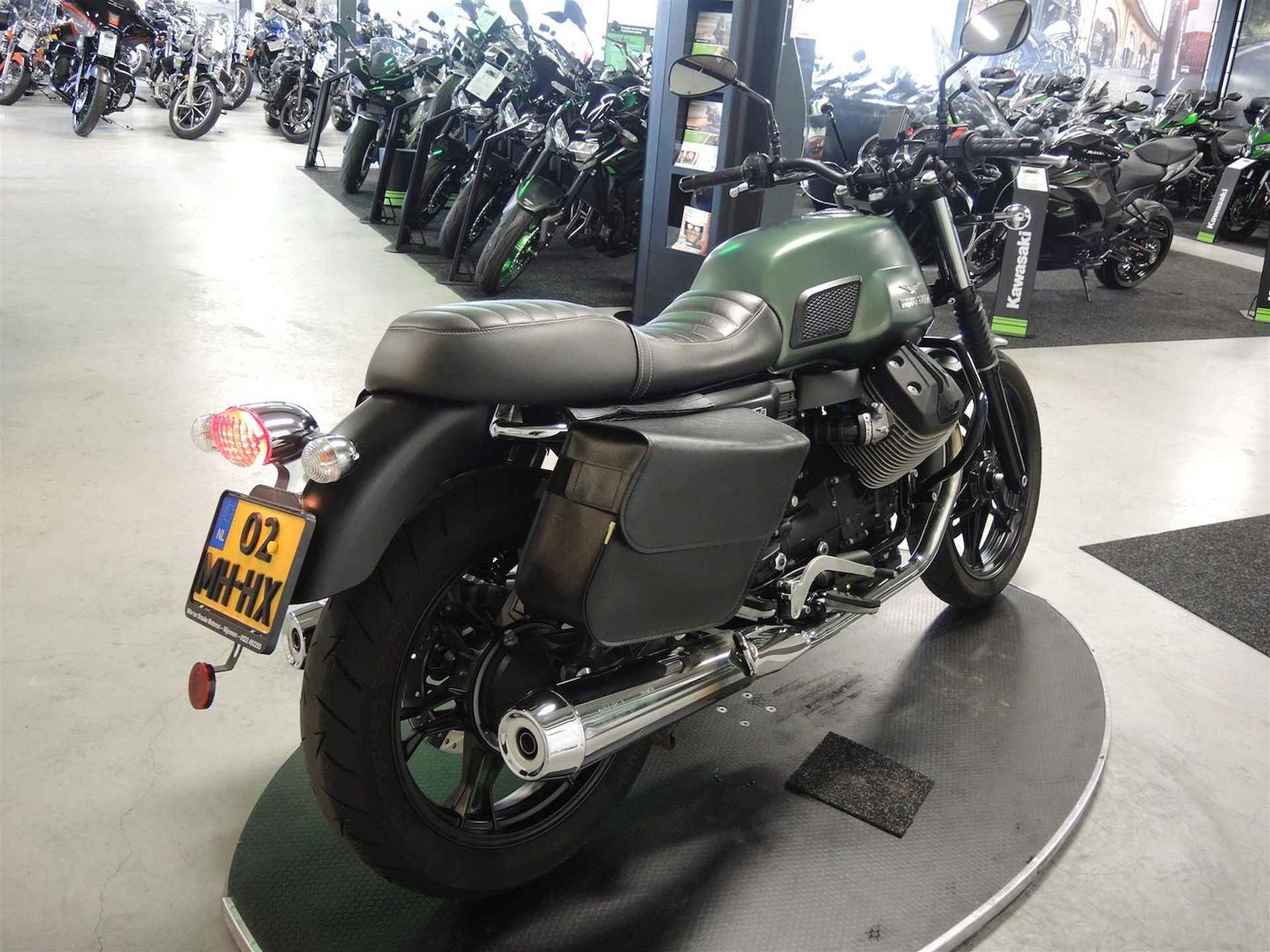 Moto Guzzi V7 II Stone - 2014 - 3/10