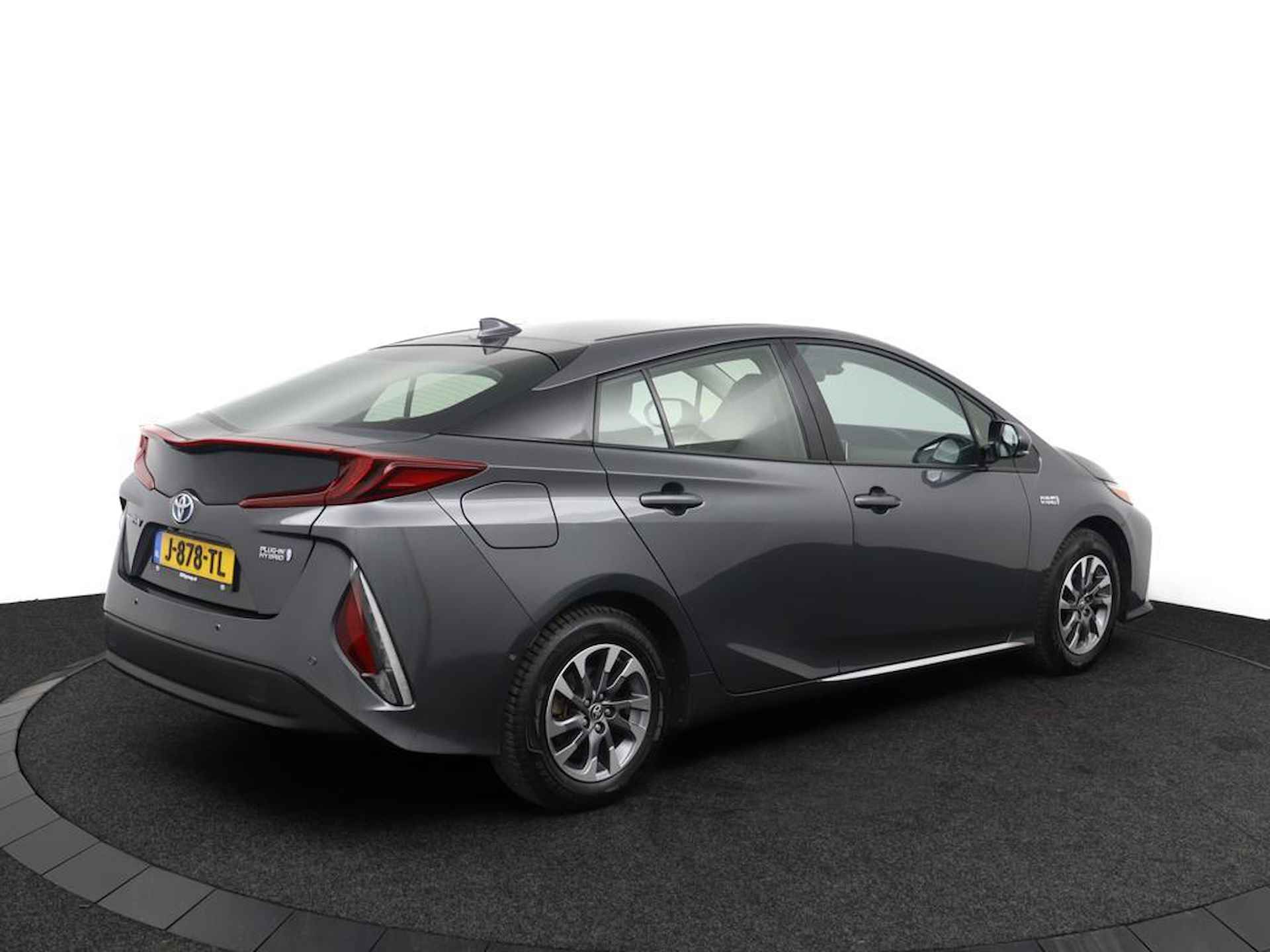 Toyota Prius 1.8 Plug-in Executive | Navigatie | Lederen bekleding | Parkeer sensoren | Head-up display | - 2/41