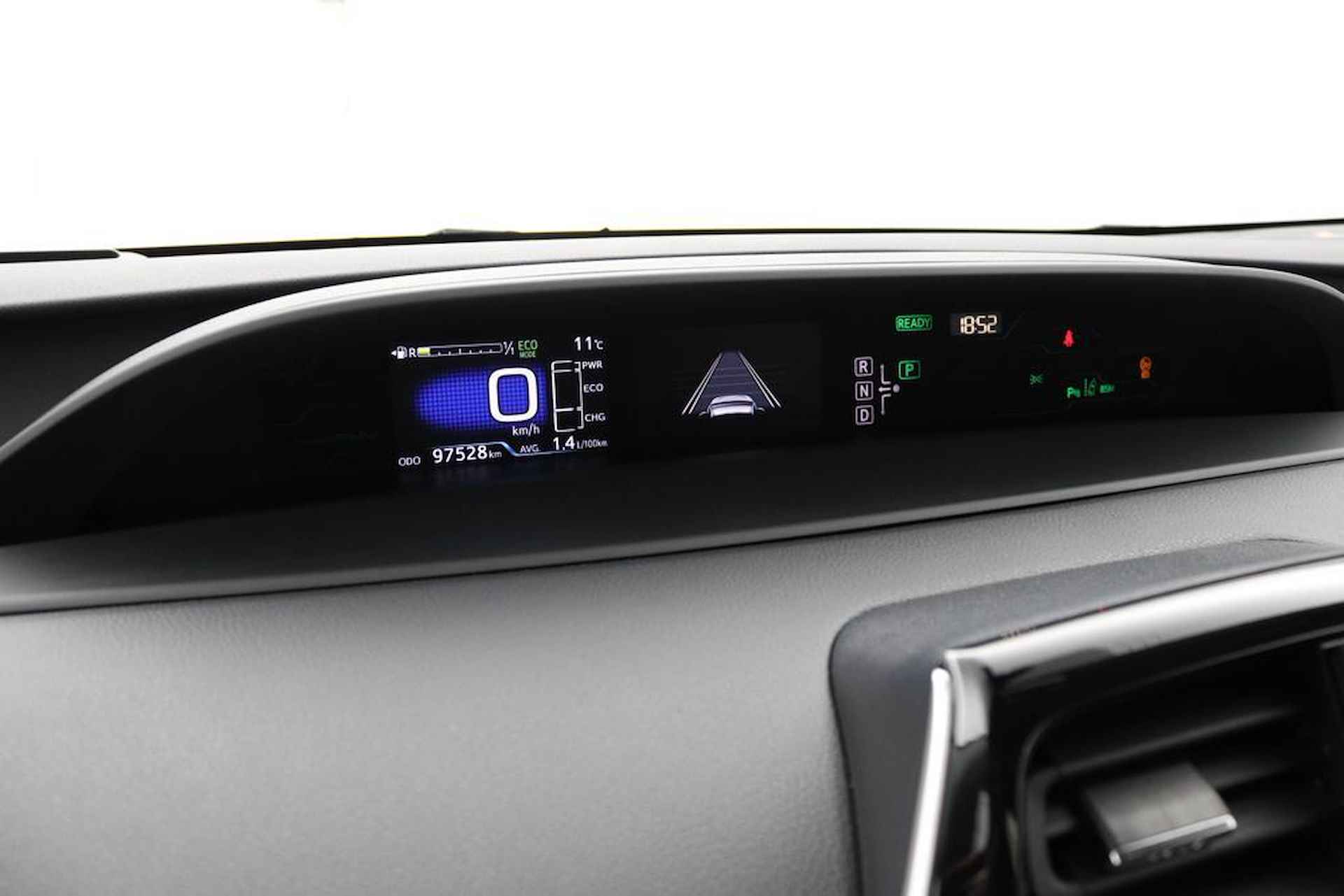 Toyota Prius 1.8 Plug-in Executive | Navigatie | Lederen bekleding | Parkeer sensoren | Head-up display | - 6/41