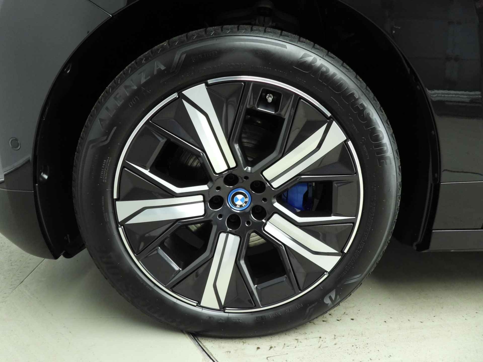 BMW iX xDrive40 | Sportpakket | Laserlicht | Leder | HUD | Trekhaak | Keyles go | DAB | Harman-kardon sound | Alu 21 inch - 31/50