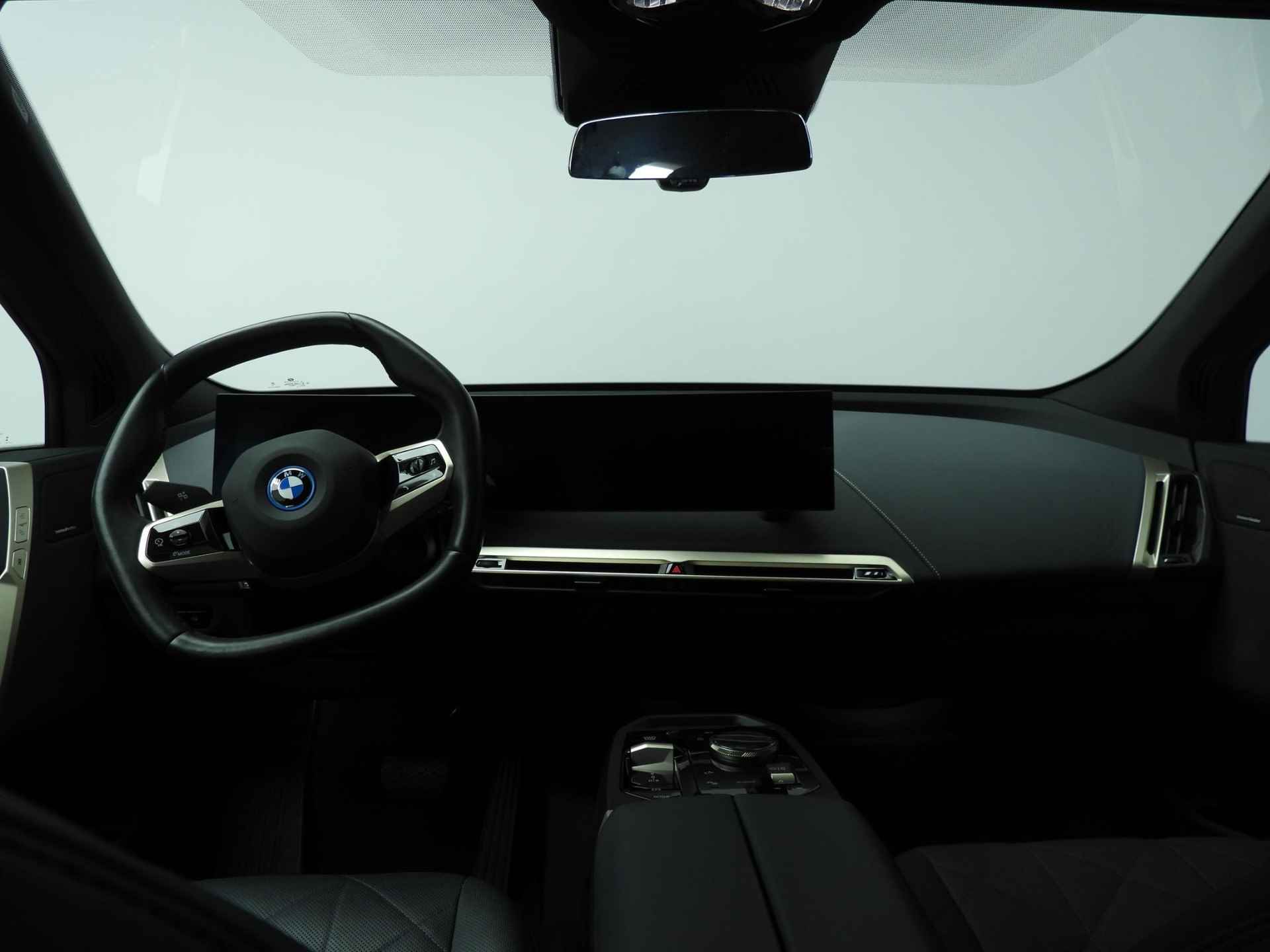 BMW iX xDrive40 | Sportpakket | Laserlicht | Leder | HUD | Trekhaak | Keyles go | DAB | Harman-kardon sound | Alu 21 inch - 42/50