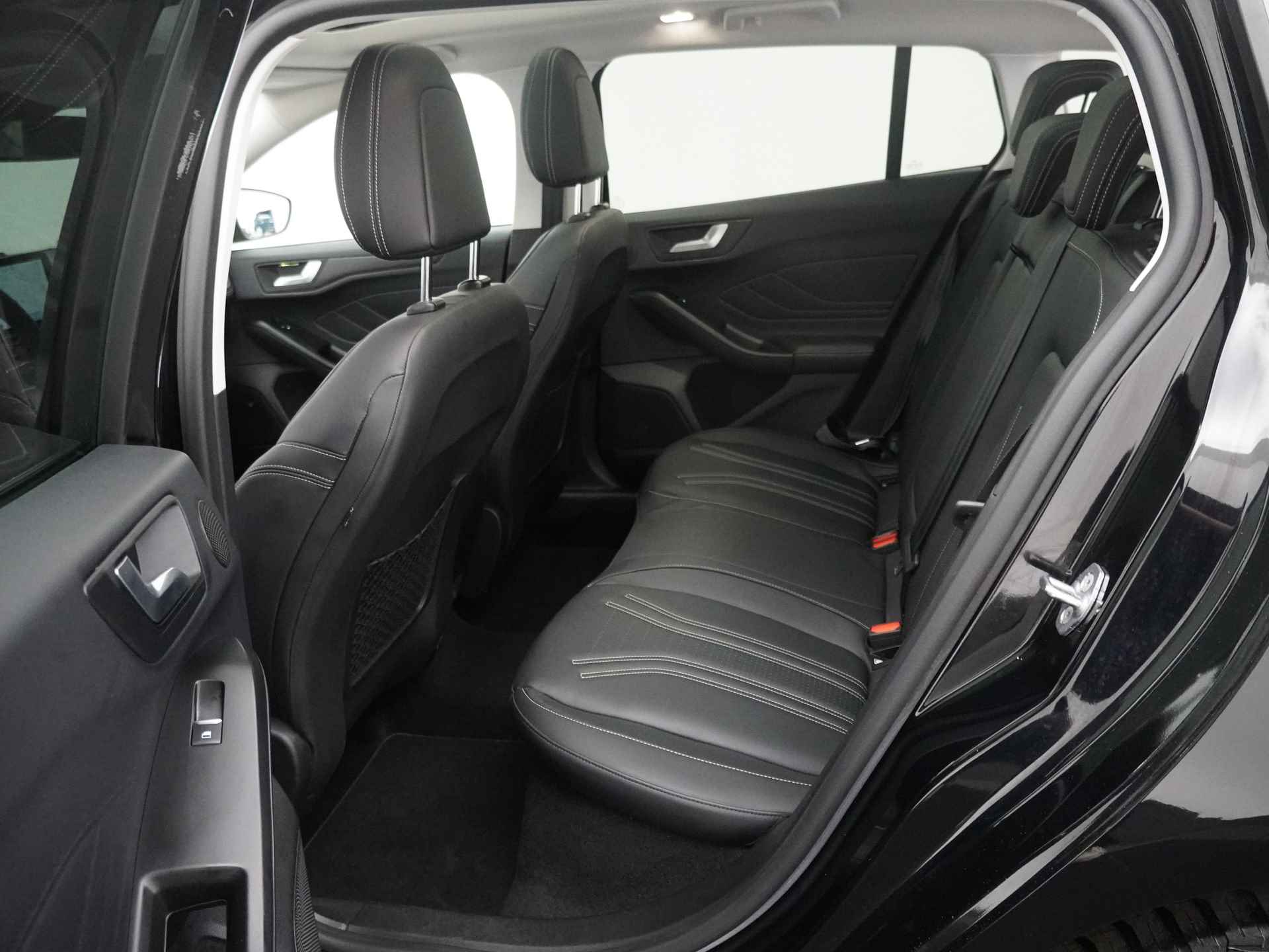 Ford FOCUS Wagon EcoBoost 125 pk Vignale | Trekhaak | Winter Pack | Pano | El. a. klep | Adapt. LED | Adapt. Cruise | B&O | 100% dealer onderh. - 9/20